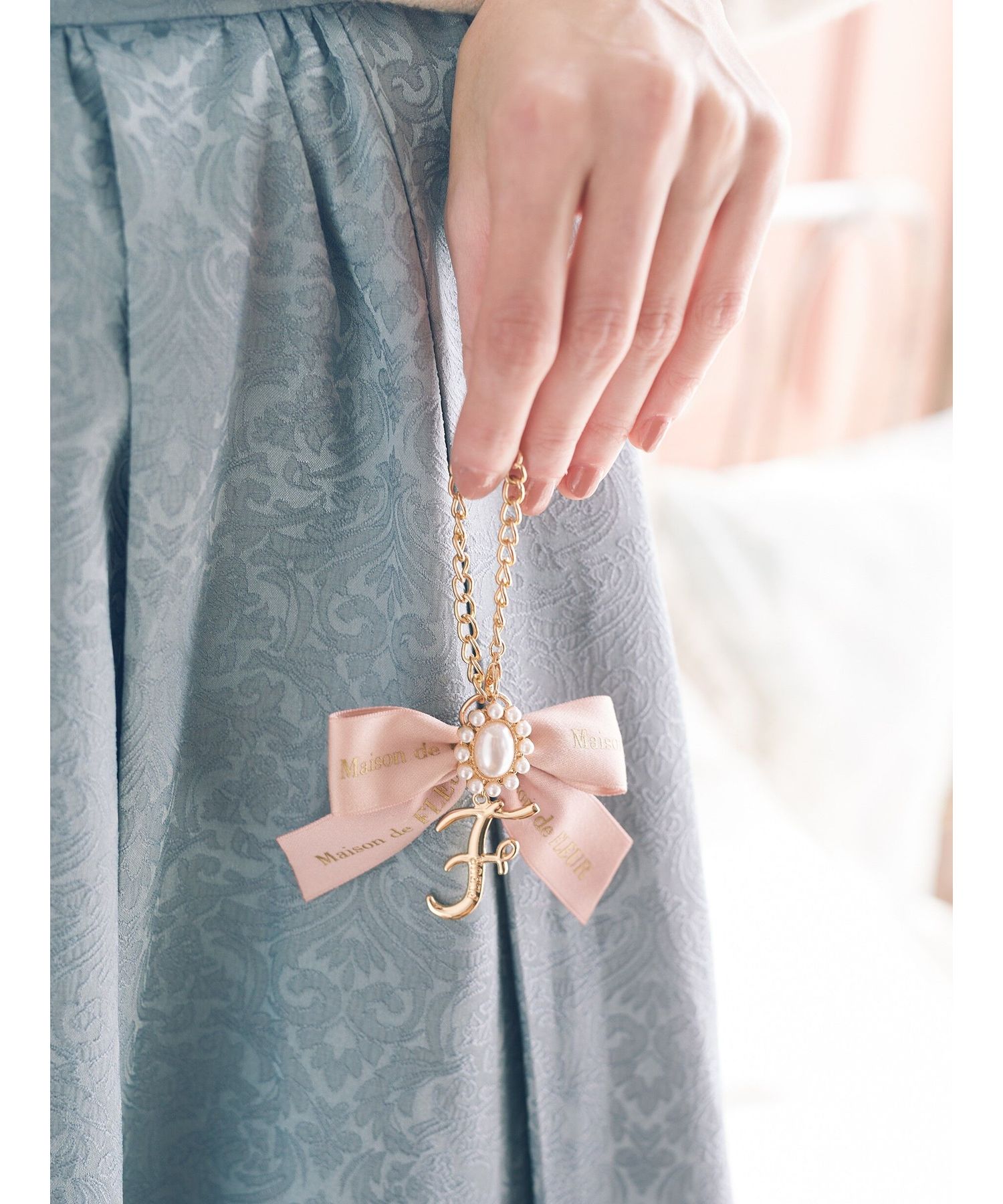 yuu　メゾンドフルール　イニシャルリボンチャーム メゾン ド フルール Maison de FLEUR イニシャルリボンパール