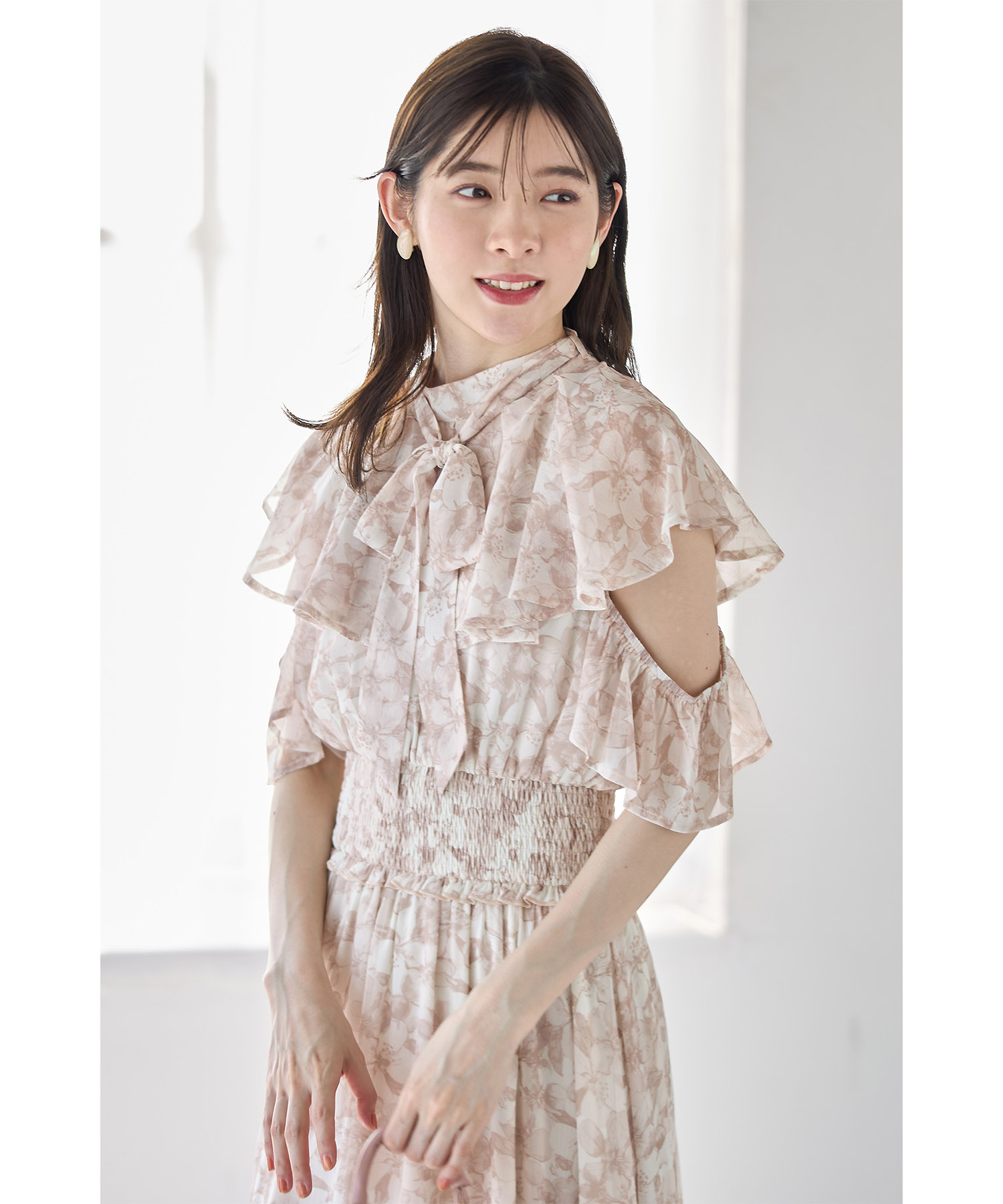 【美品】tocca ワンピース　アイボリー　ブラック　2 リボン セール】（黒）上品なネックリボンの裾レースロングワンピース