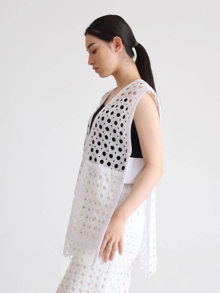 アーガ Aga レースデザインカットワークジレ（White color