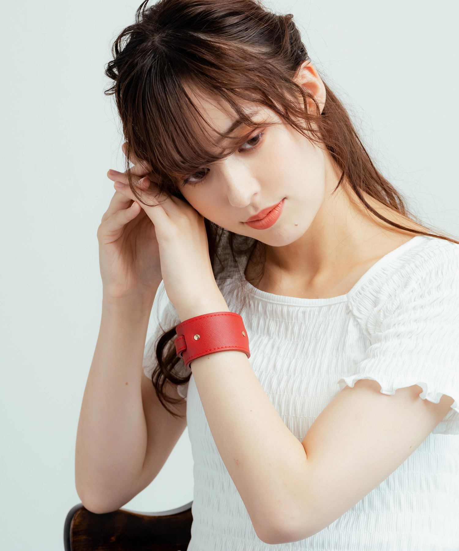 デニムの太めバングルが可愛い重ね付けもOK CHANEL ブレスレット シャネル バングル ブレスレット：重ね付けのスタイルガイド
