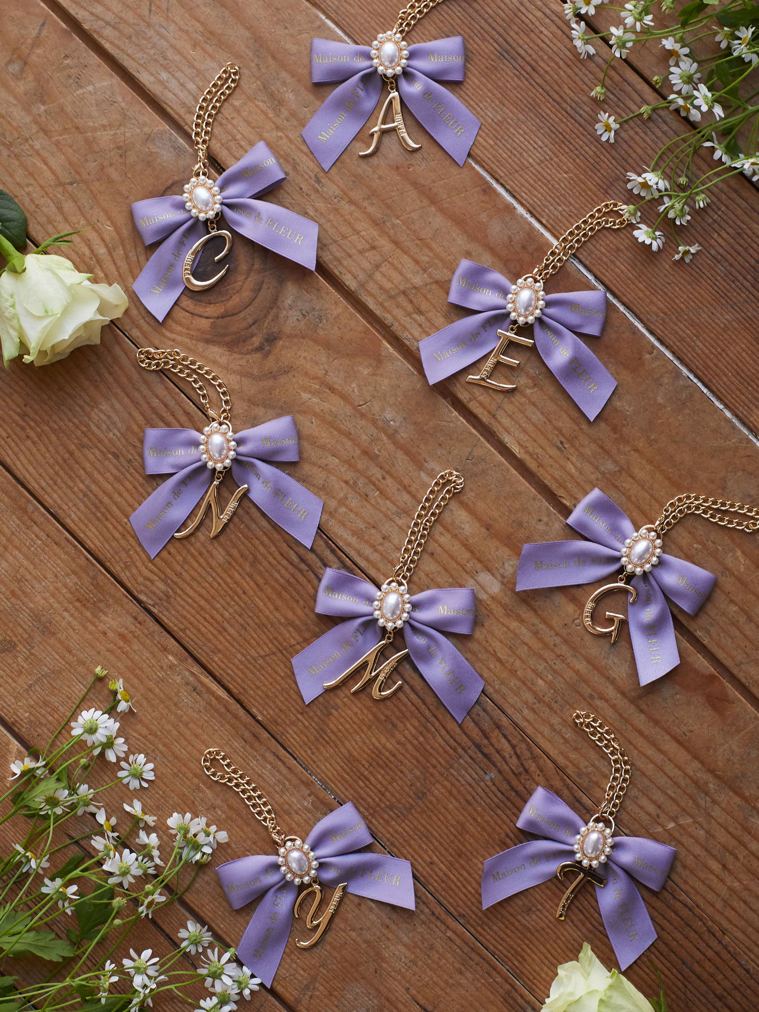 メゾン ド フルール Maison de FLEUR イニシャルリボンチャーム