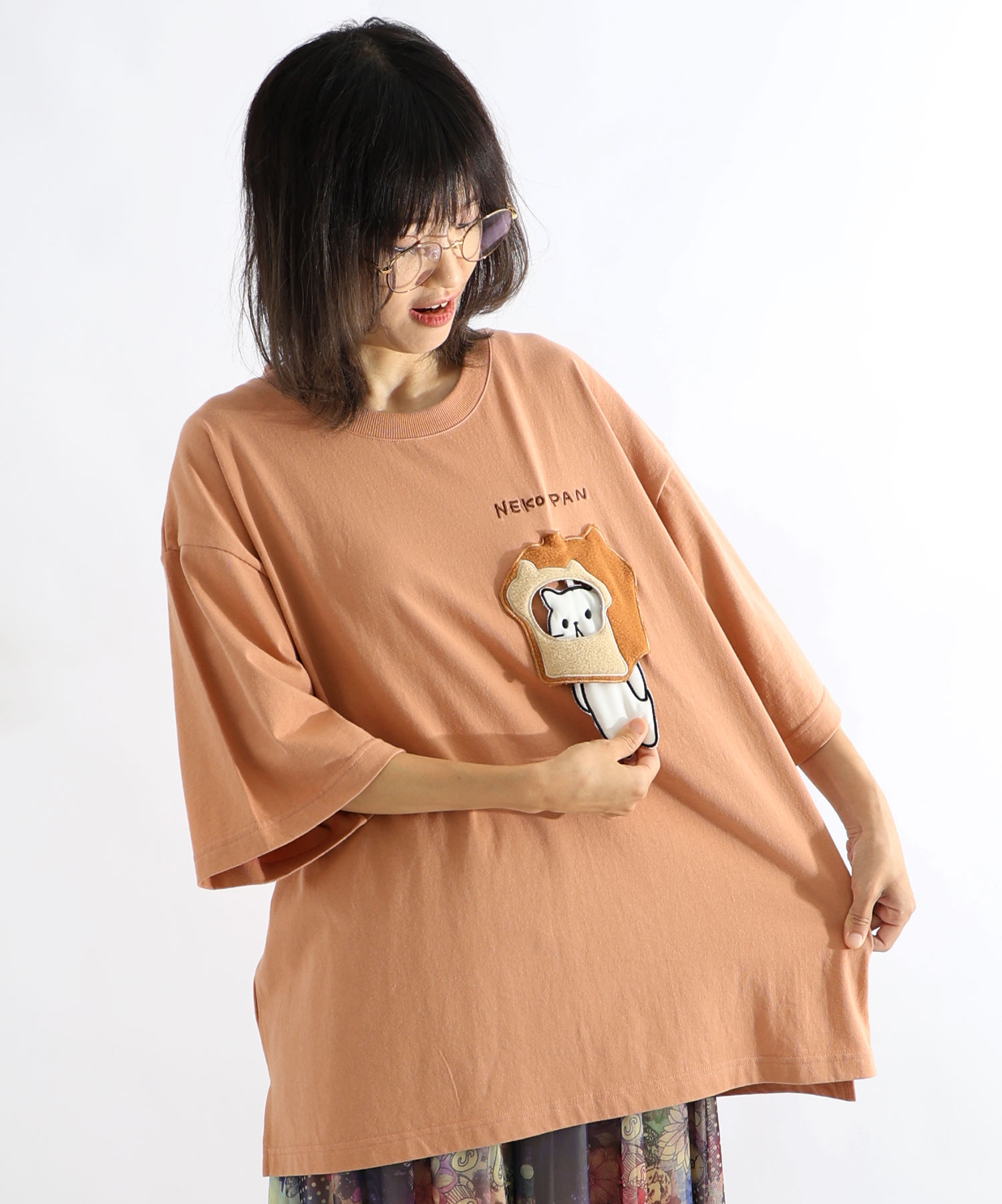 ScoLar スカラー パリティ オーバーオールを着たネコ 刺繍 Tシャツ 新品 クーポン】【セール 40%OFF】スカラー ScoLar ネコ頭巾ちゃん