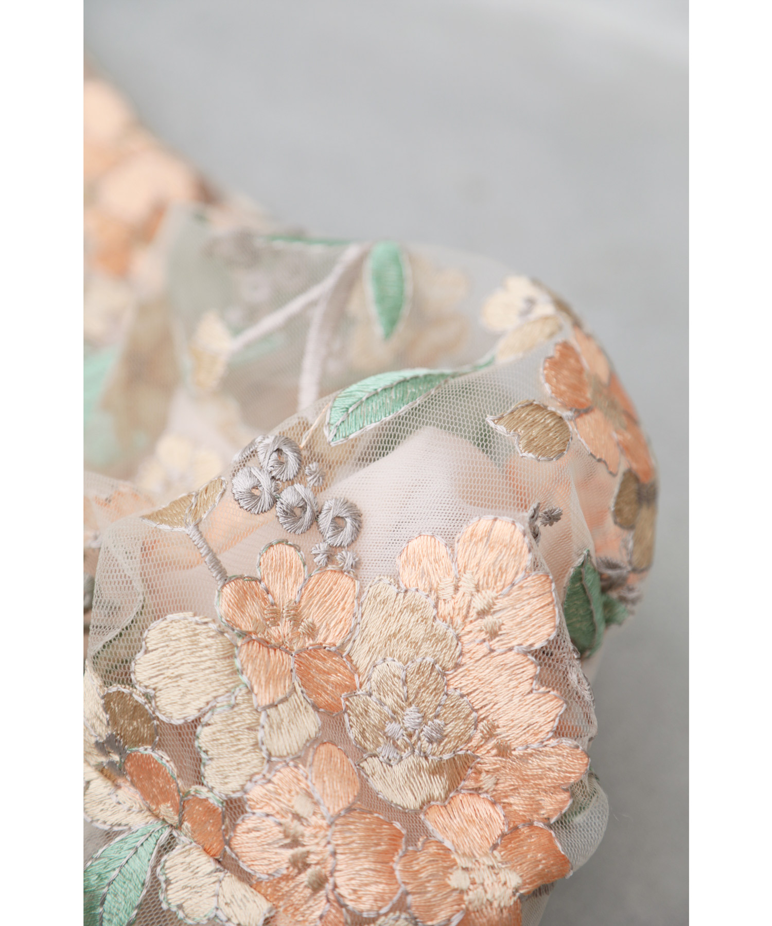 カワイイ CAWAII 花袖レースのベージュタックワンピース カワイイ CAWAII 花袖レースのベージュタックワンピース