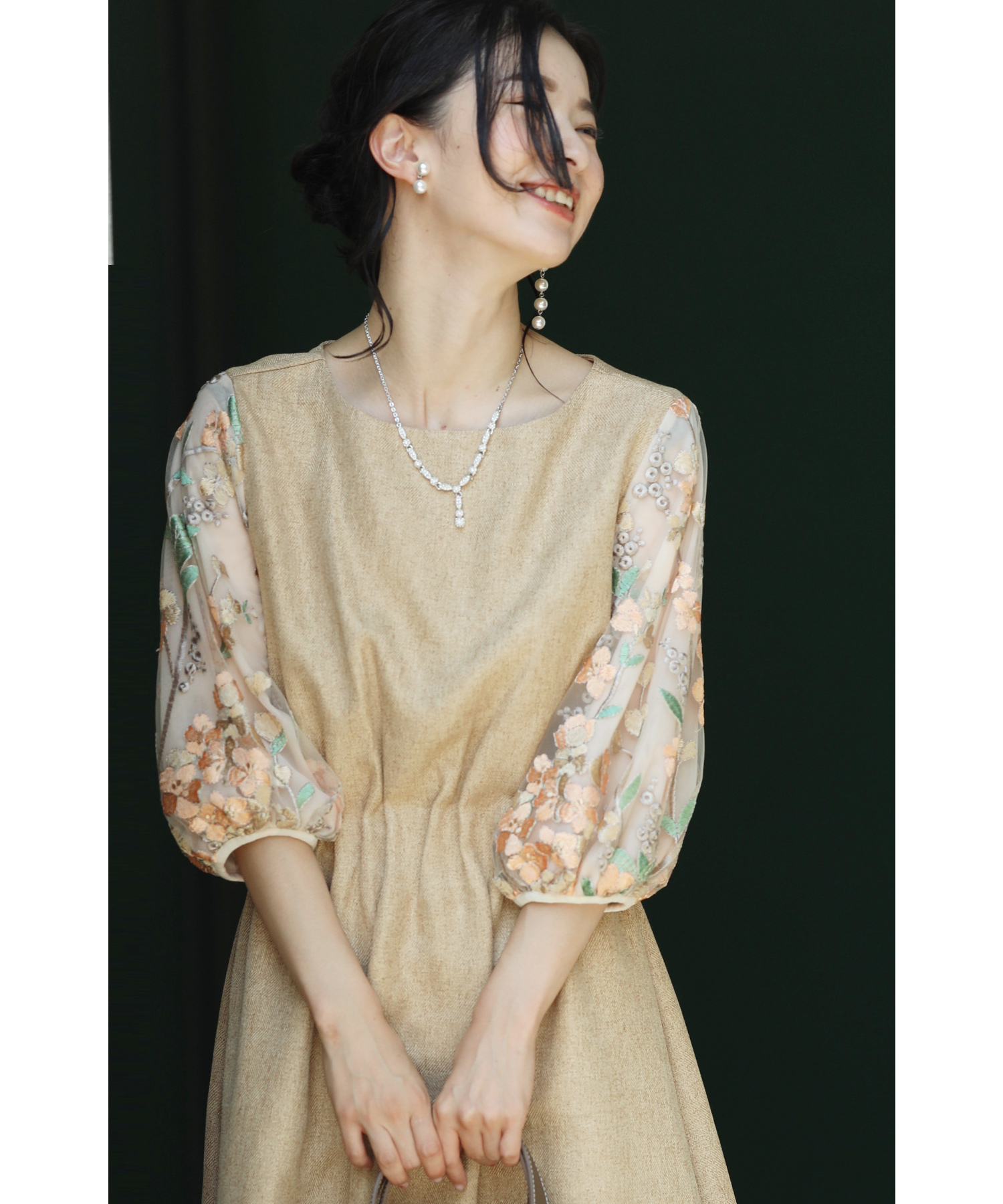 【完売品】CAWAII 花袖レースのタックドレスオケージョンワンピース 花袖レースのタックドレスオケージョンワンピース（ベージュ