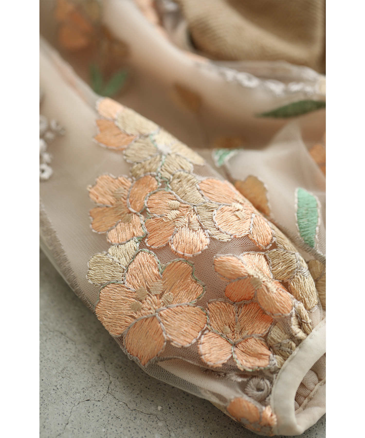 カワイイ CAWAII 花袖レースのブラックタックワンピース