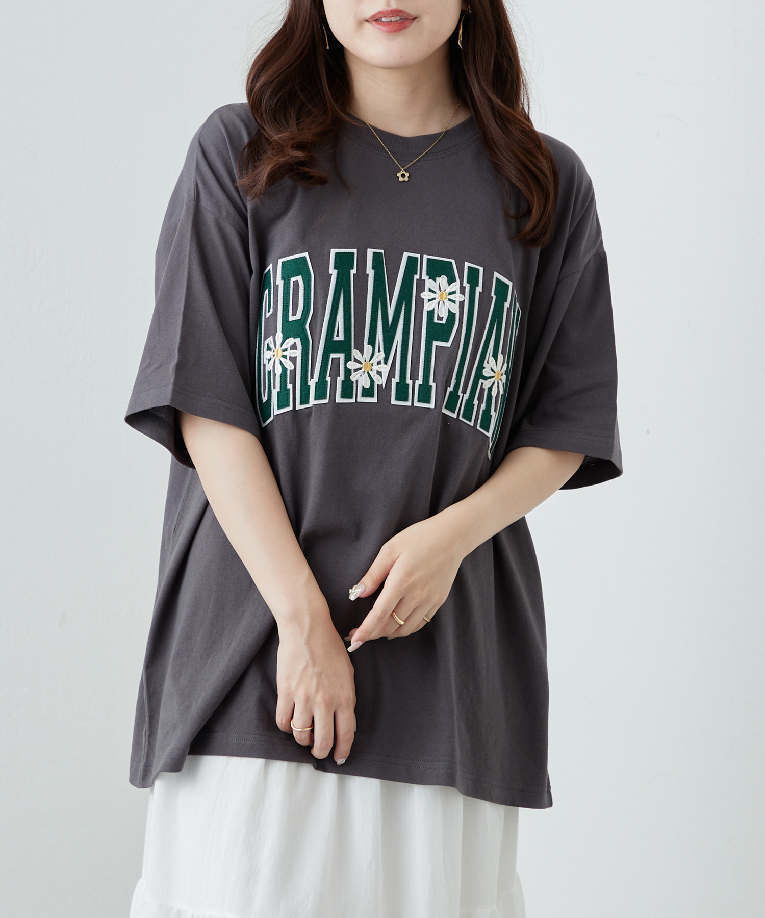 クーポン】【セール 70%OFF】フェルトロゴ×花刺繍Tシャツ