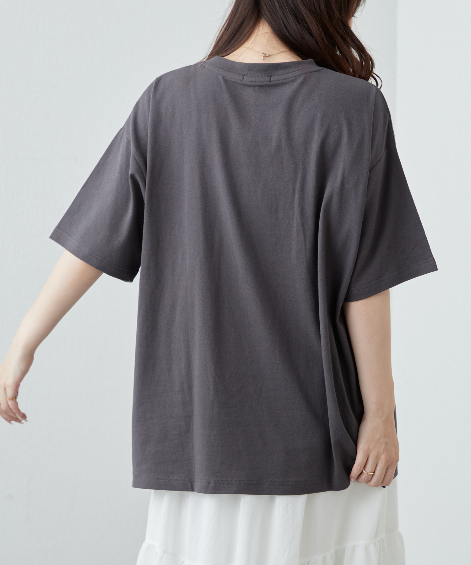 クーポン】【セール 70%OFF】フェルトロゴ×花刺繍Tシャツ
