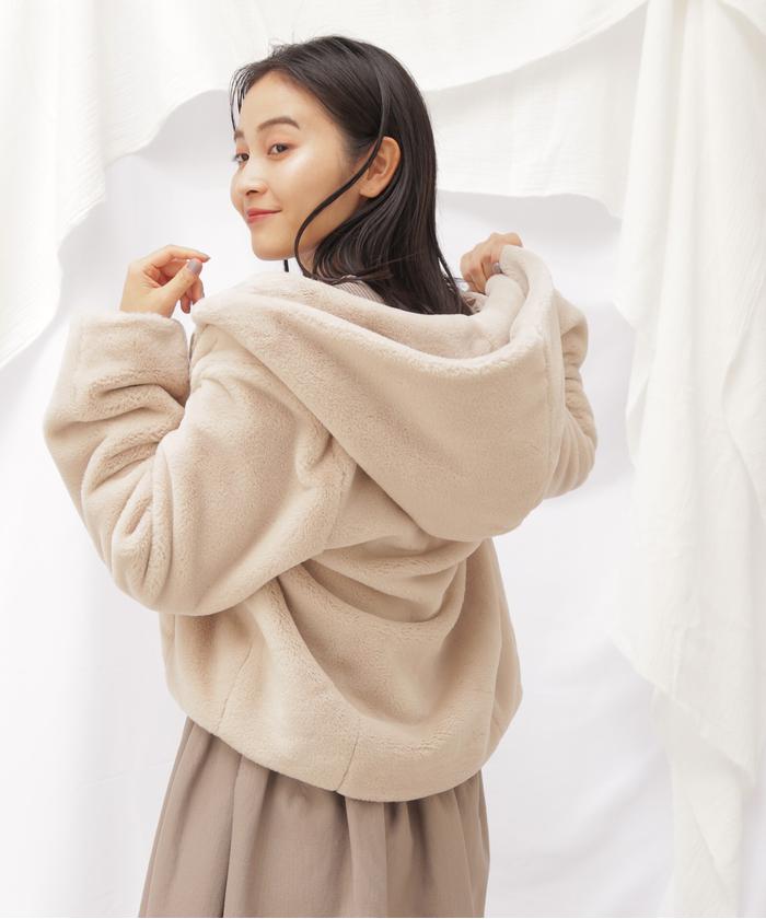 セール 50%OFF】グロッシーフェイクファーフーディー WEB限定
