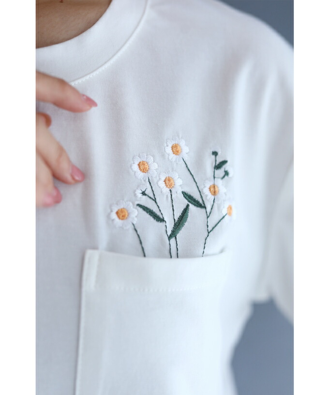 カワイイ CAWAII ポケットから覗くマーガレット刺繍Tシャツ カワイイ CAWAII ポケットから覗くマーガレット刺繍Tシャツ