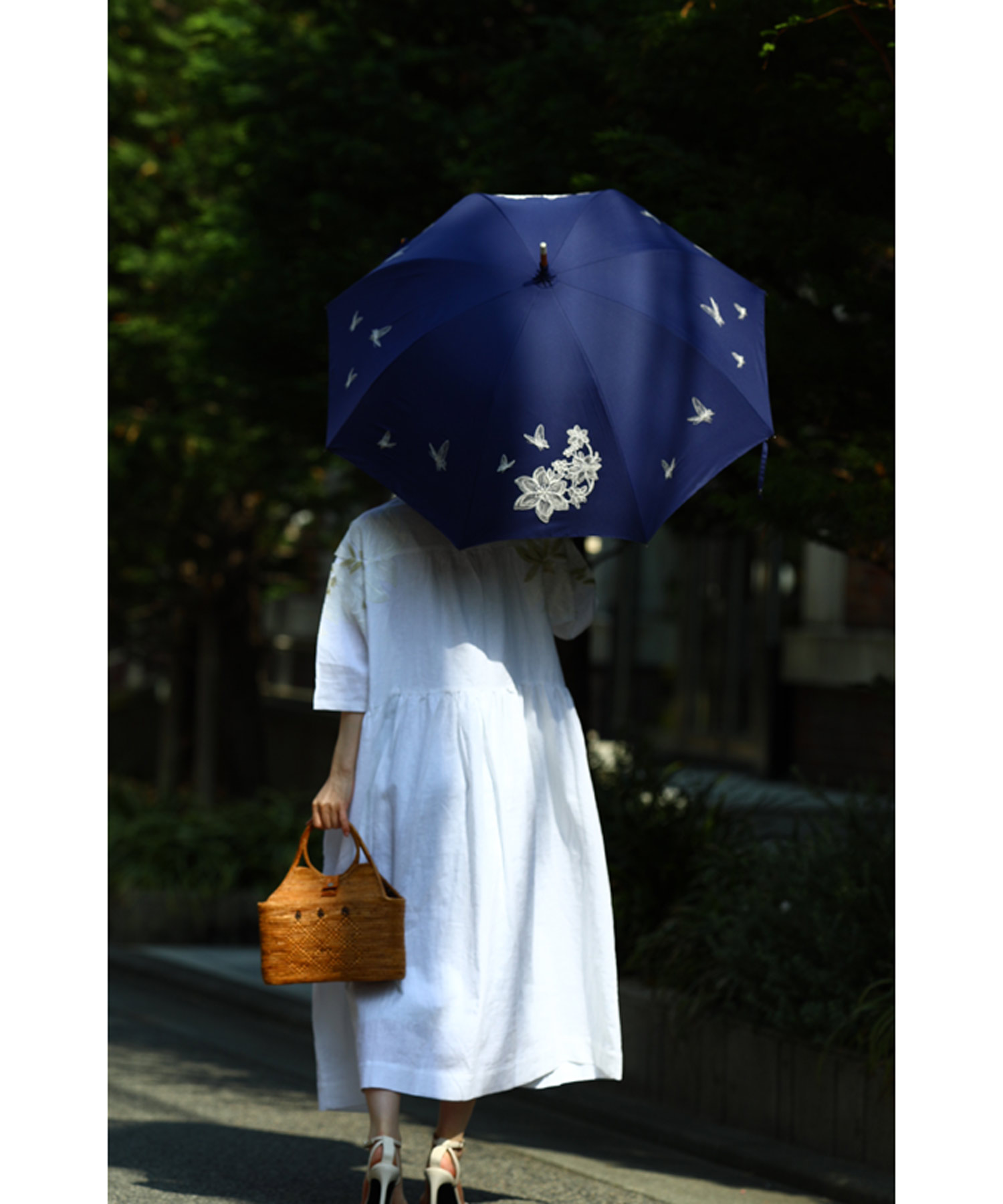 UVカット99.9% 花と蝶舞うコード刺繍の晴雨兼用日傘(505702626) | カワイイ(CAWAII) - d fashion