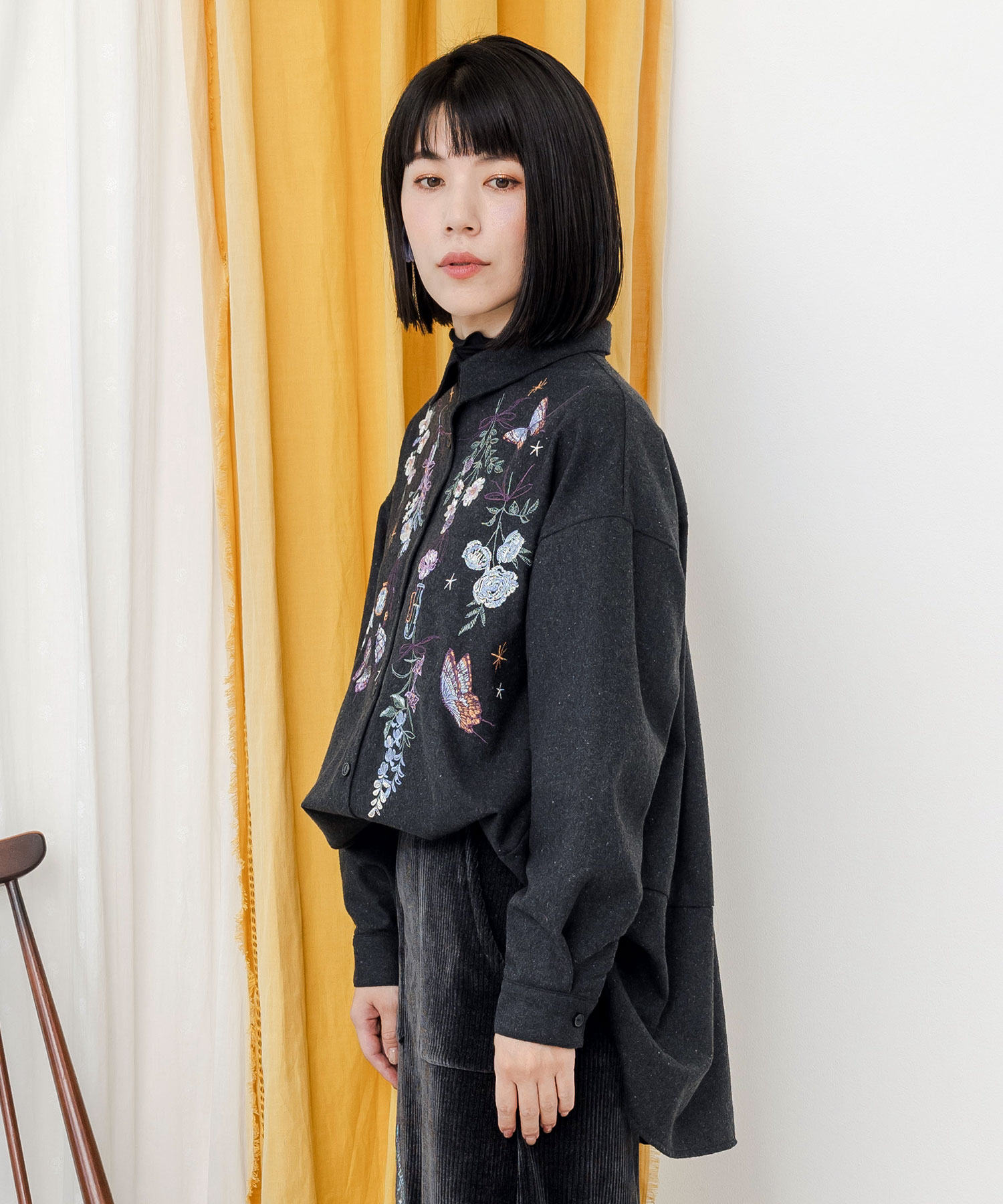 iS ScoLar（イズスカラー）の「花蝶刺繍素材展開コート