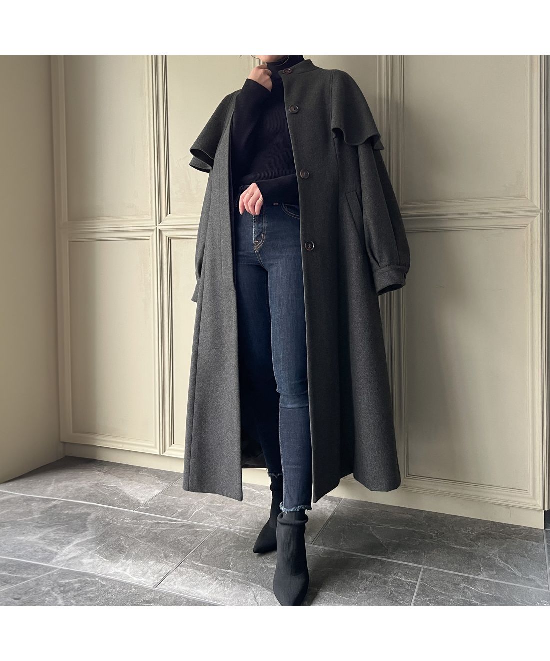 セール58%OFF】ジュノア JUNOAH 肩フリル比翼ロングコート セール58%OFF】ジュノア JUNOAH 肩フリル比翼ロングコート