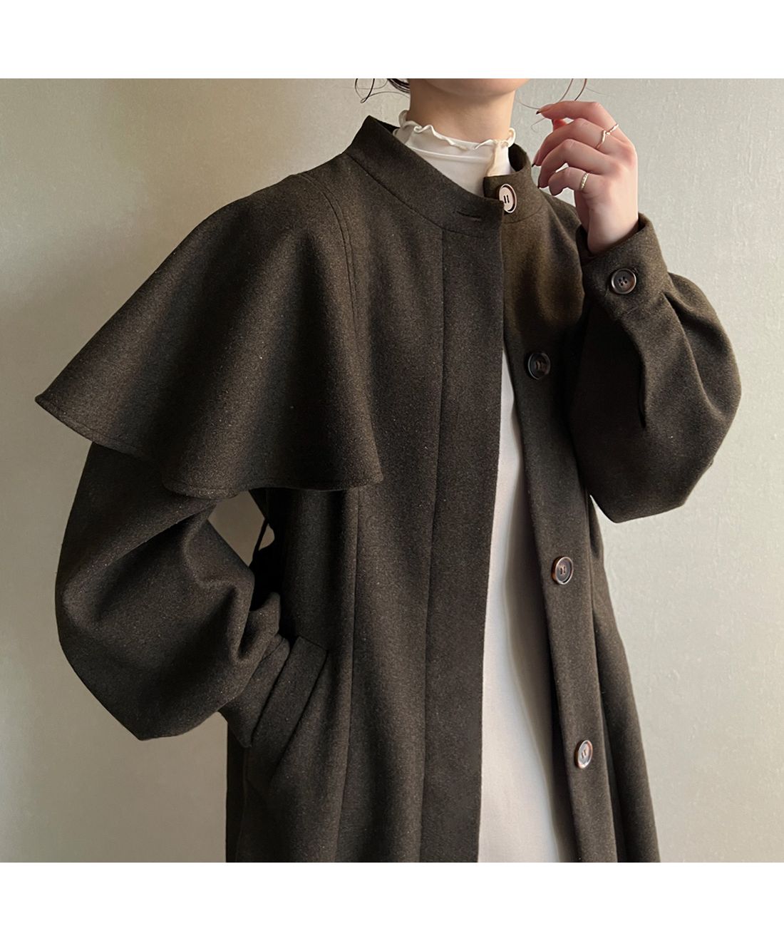 セール58%OFF】ジュノア JUNOAH 肩フリル比翼ロングコート セール58%OFF】ジュノア JUNOAH 肩フリル比翼ロングコート