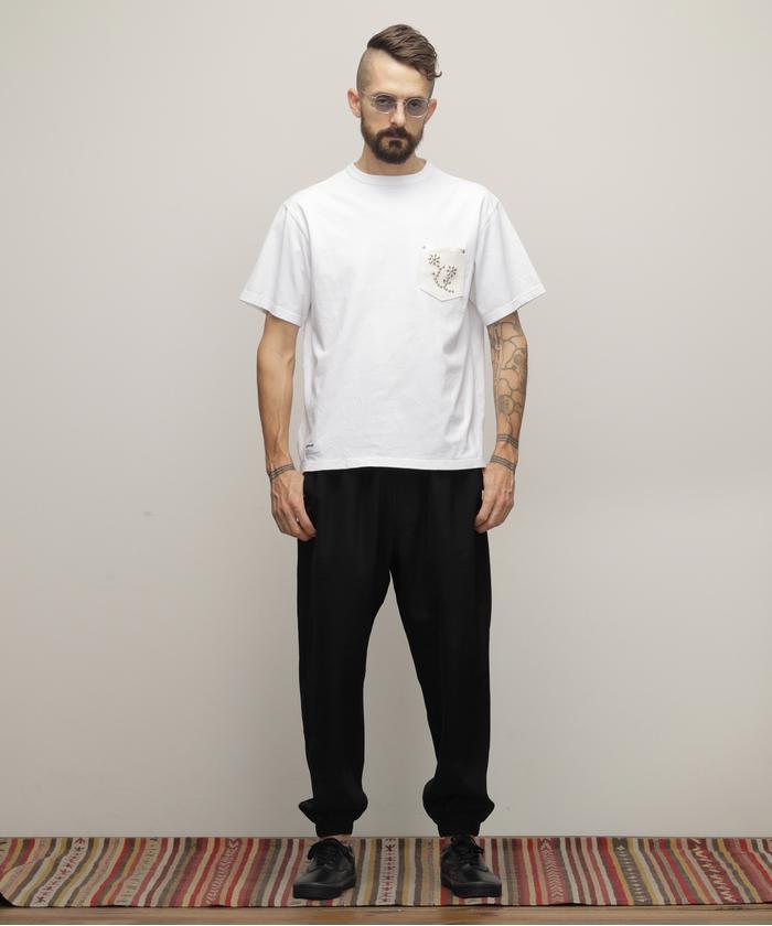 セール 30%OFF】T－SHIRT FLOWER STUDDEDLEATHER PKT/フラワー