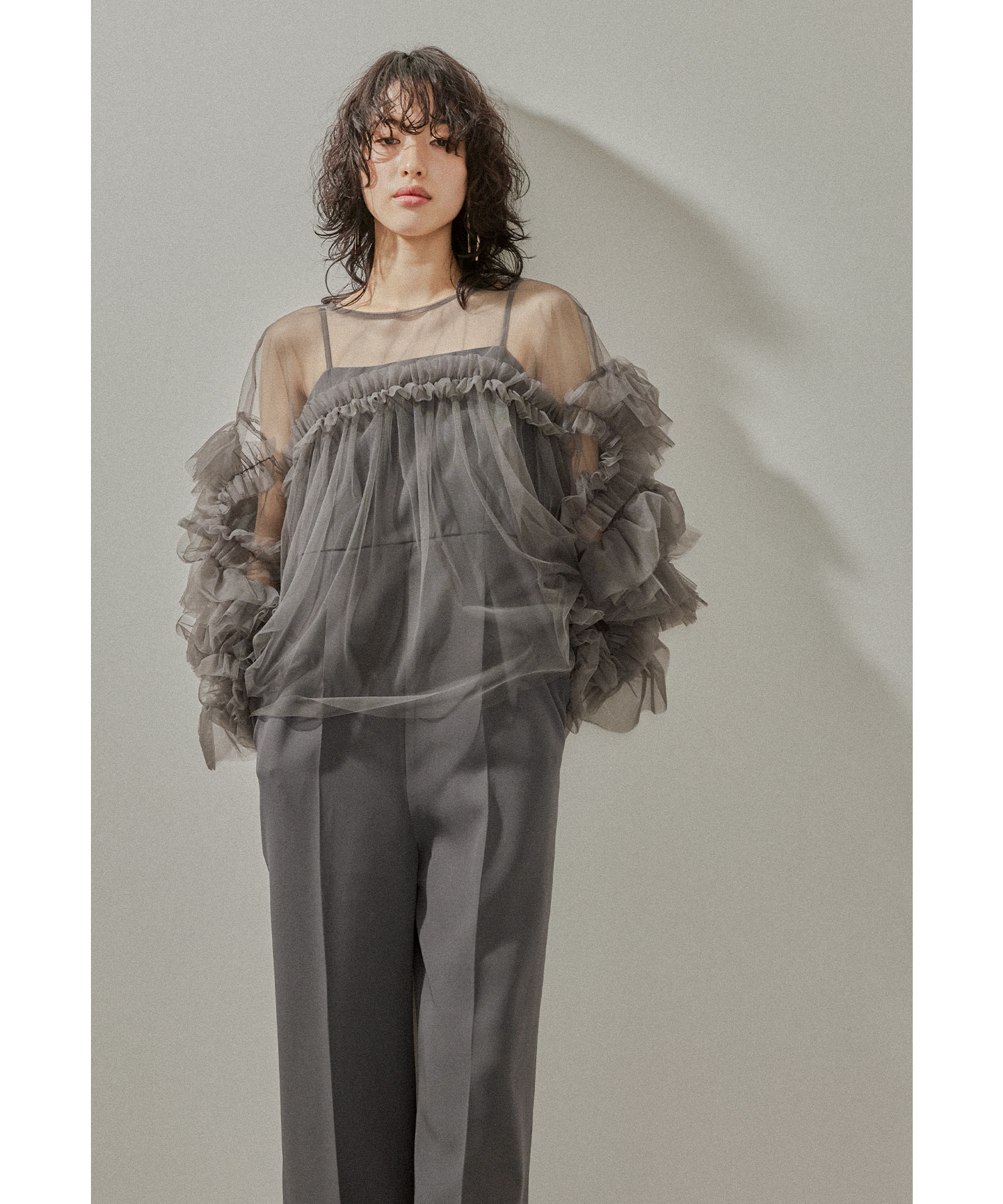 【美品】niana チュールフリルブラウス チャコール 結婚式 チュールフリルブラウス トップス ボリューム袖 結婚式 同窓会