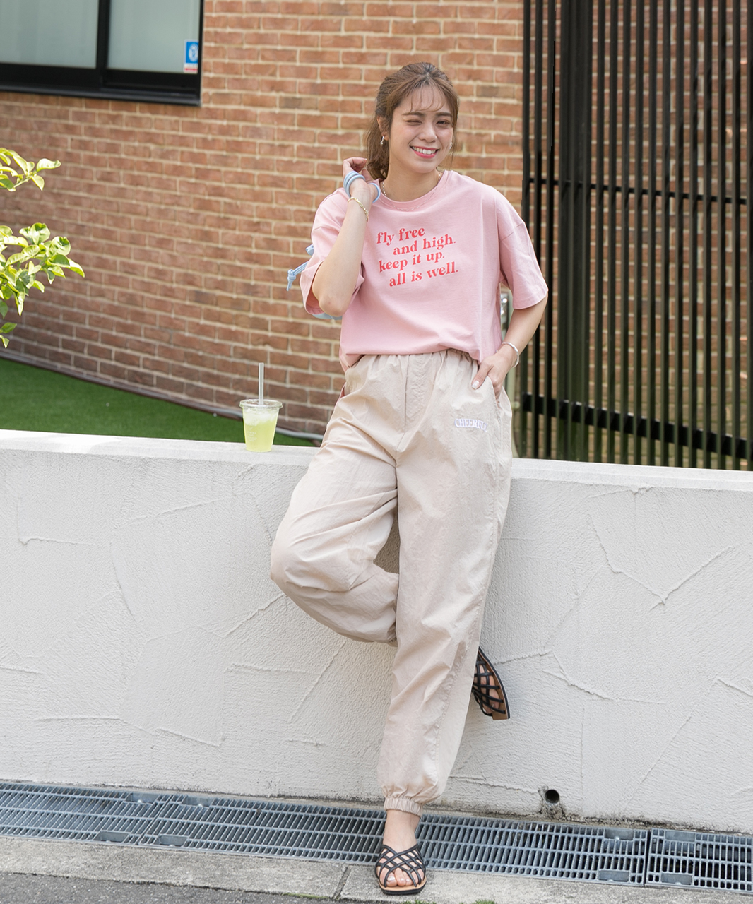 良品✨ 2024年✨SNIDEL✨ウエストゴムバリエパンツ　ピンク　シャカシャカ アドティエ ad thie ナイロンパンツ シャカパン 刺繍 ロゴ ゴム