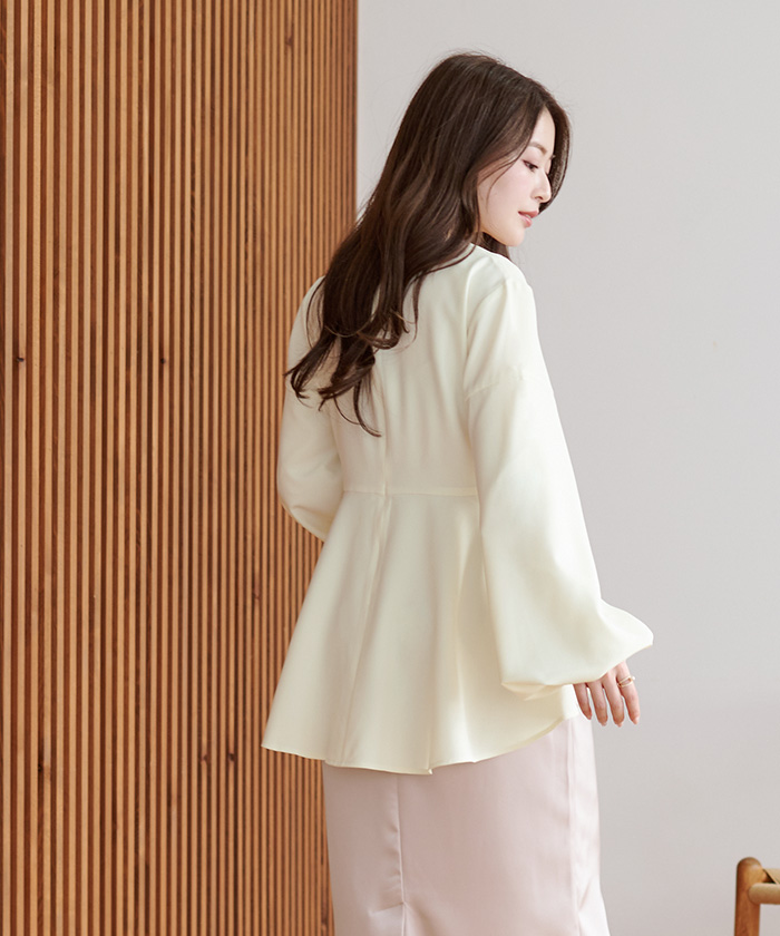セール49%OFF】Vネックバルーンスリーブバックペプラムトップス
