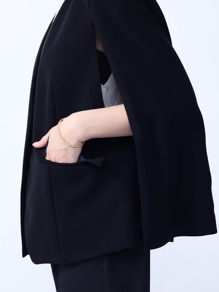 アーガ Aga Aga Black ノーカラーケープジャケット(505988778 アーガ Aga Aga Black ノーカラーケープジャケット(505988778