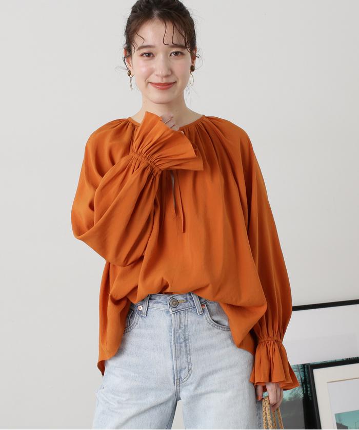 Burberry黒いボタン付きフリル襟チュニック Chico（チコ）の「袖フリル肩開きチュニック（シャツ/ブラウス