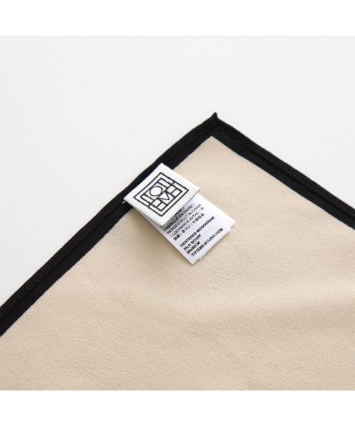 Toteme スカーフ CENTERED MONOGRAM SILK 211 853 801(506015314 Toteme スカーフ CENTERED MONOGRAM SILK 211 853 801(506015314