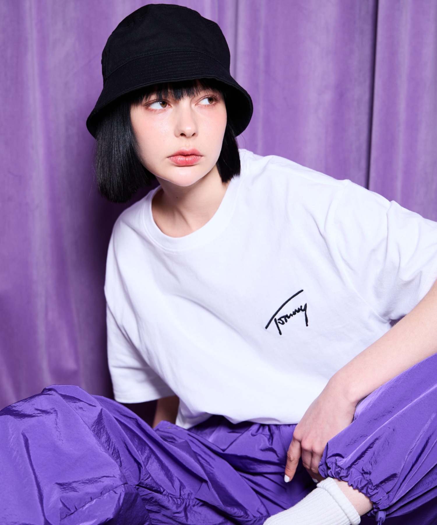 トミー　　トミージーンズ　即完限定　Tシャツ　新品タグ付 トミージーンズ TOMMY JEANS ロゴワッペンTシャツ （ネイビー
