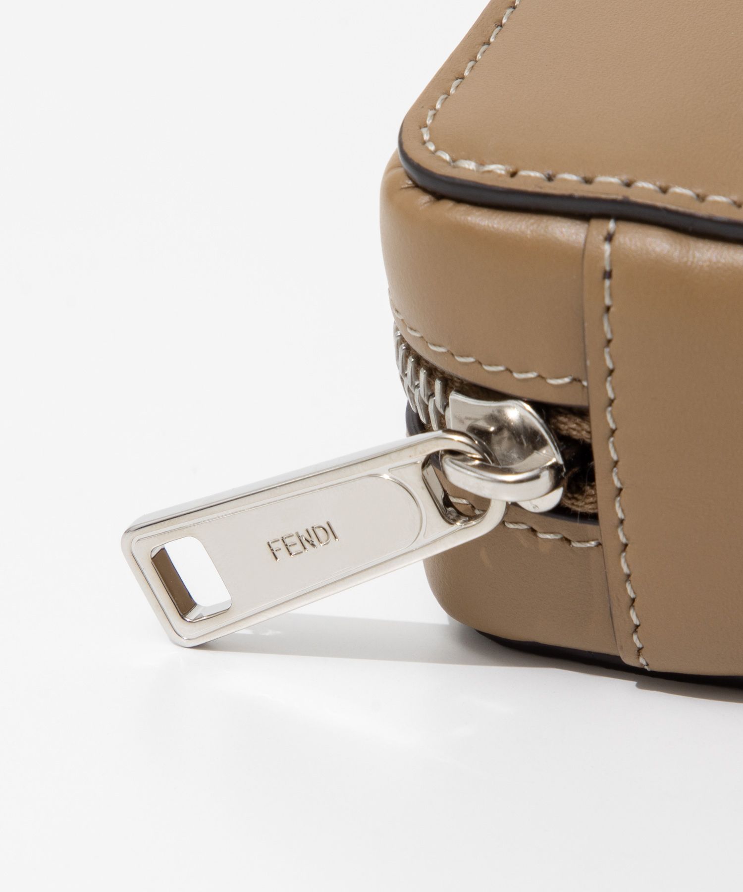 【高額売筋】 FENDI 公式購入 ベージュ フォンフォルダー （フェンディ FENDI 小物