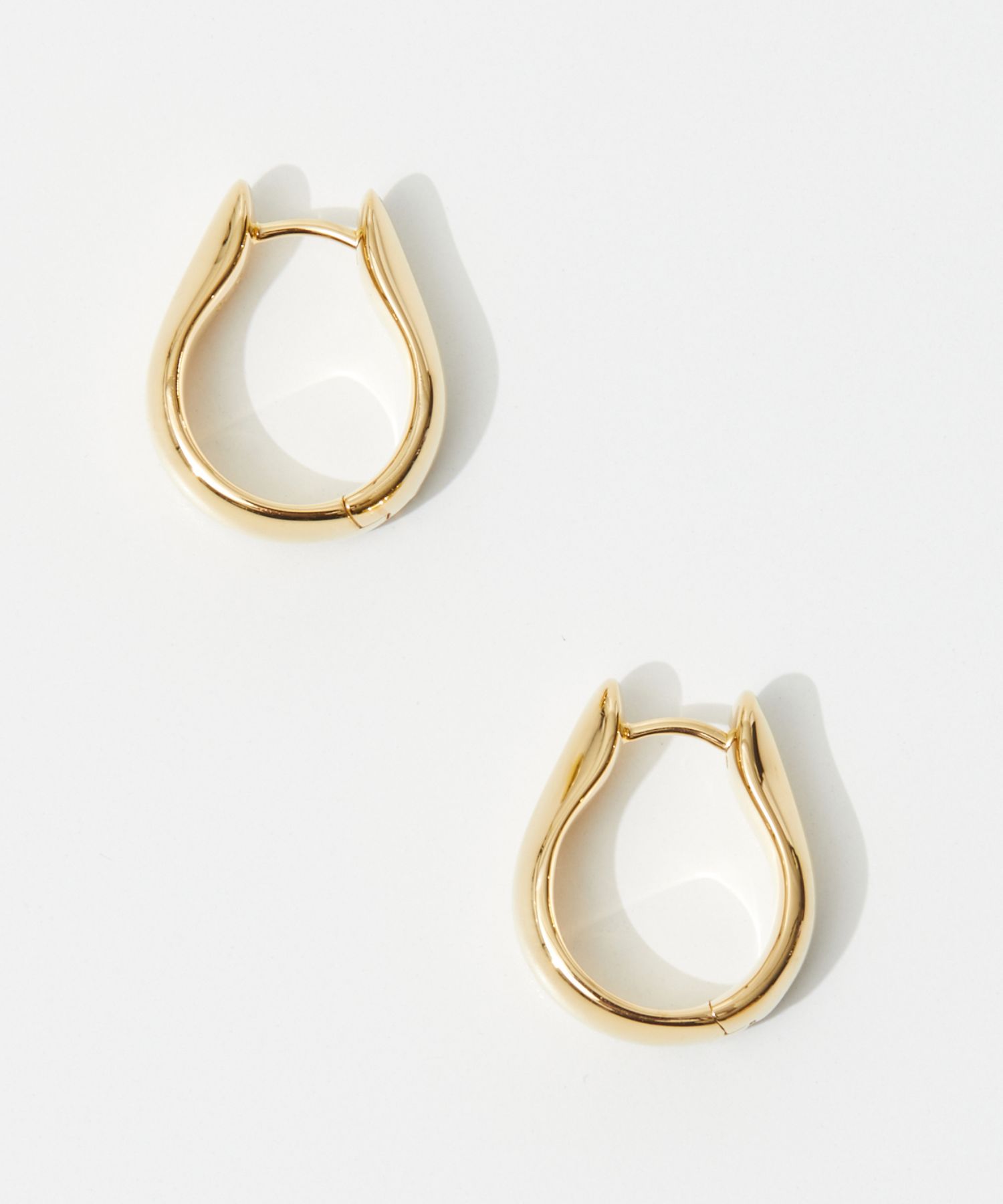 トムウッド TOM WOOD Oyster Hoops Medium Gold E39OYM01NAS925 トムウッド TOM WOOD Oyster Hoops Medium Gold E39OYM01NAS925