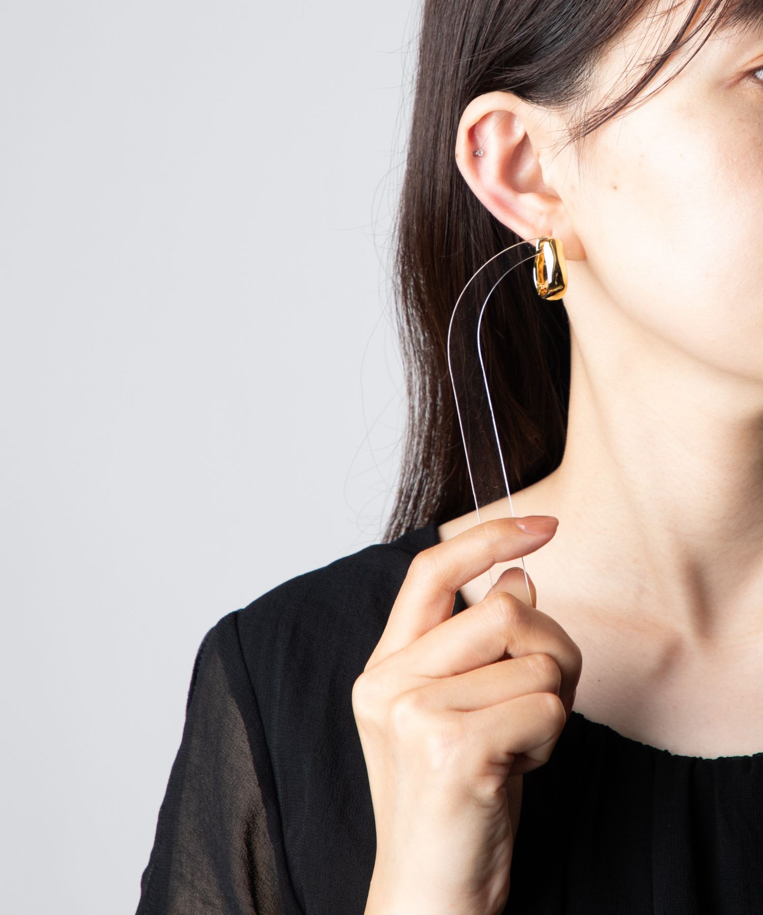 トムウッド TOM WOOD Oyster Hoops Medium Gold E39OYM01NAS925 トムウッド TOM WOOD Oyster Hoops Medium Gold E39OYM01NAS925