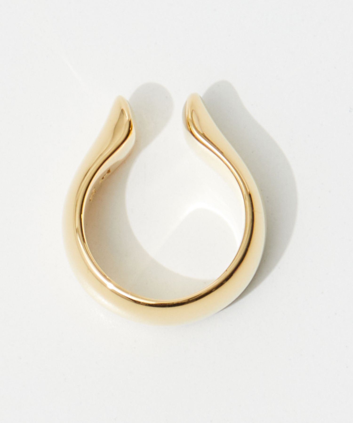 Tom Wood スリーク イヤーバー モダン 耳元アクセサリー 洗練 トムウッド TOM WOOD Oyster Ear Cuff Gold E39OYC01NAS925/9K