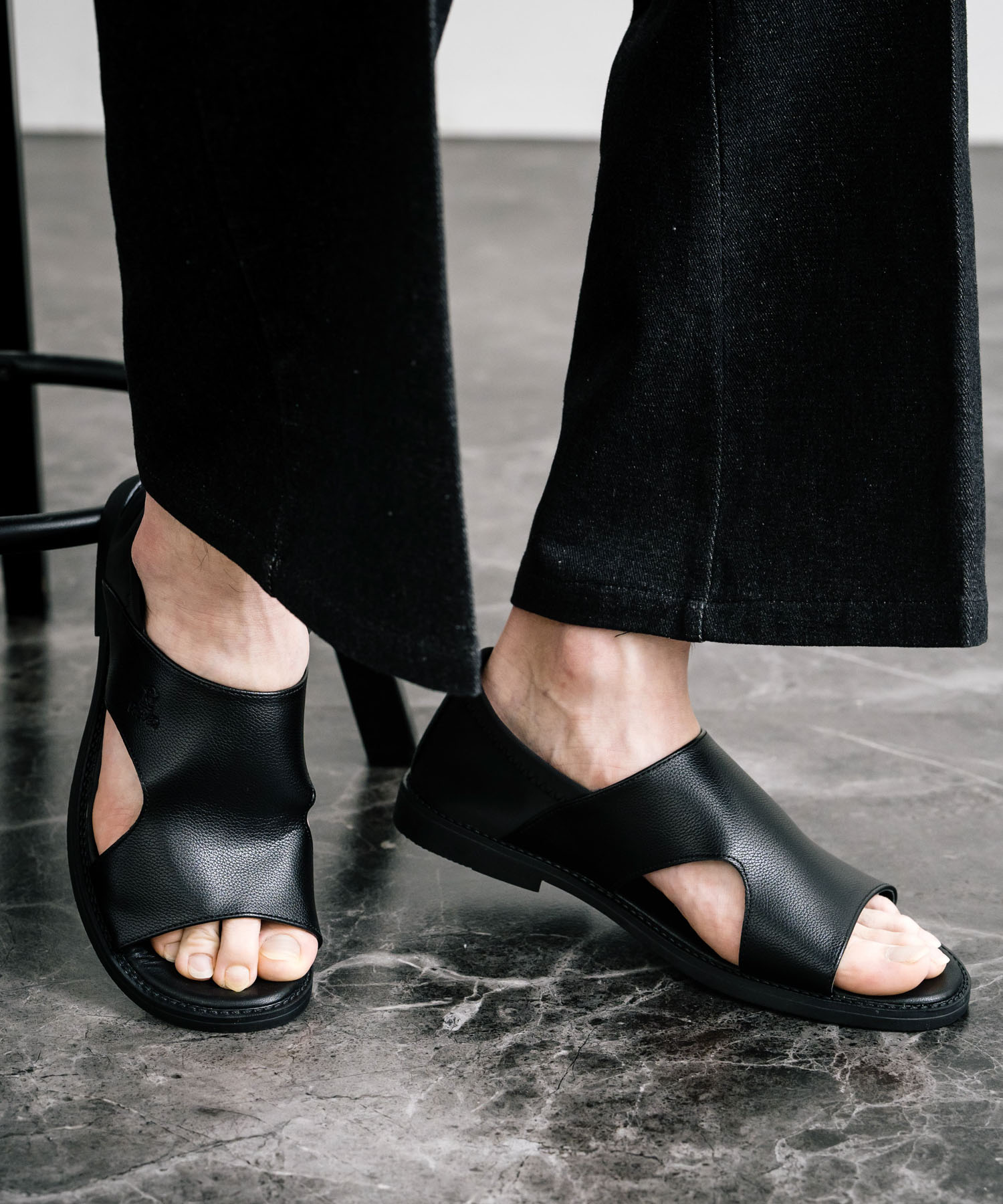【足元も可愛く♪】TheRow Hugh レザー製のサンダル Hugh レザー製のサンダル ブラック – The Row