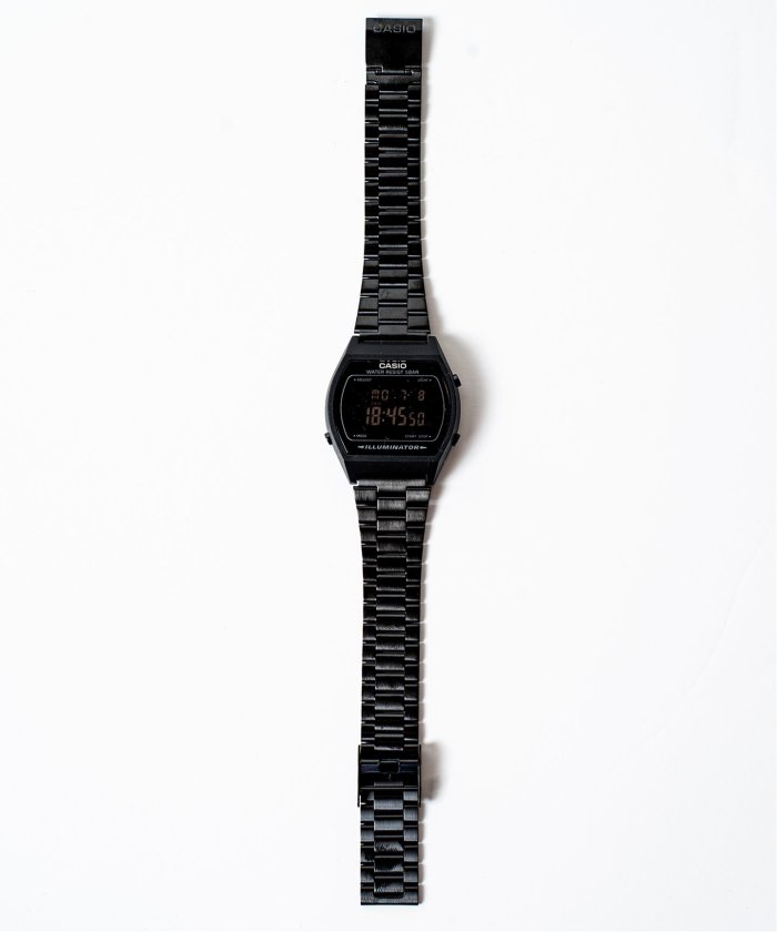 Fragment Design ×CASIO 腕時計 モノトーンコーデをスタイリッシュにする【カシオクラシック】の