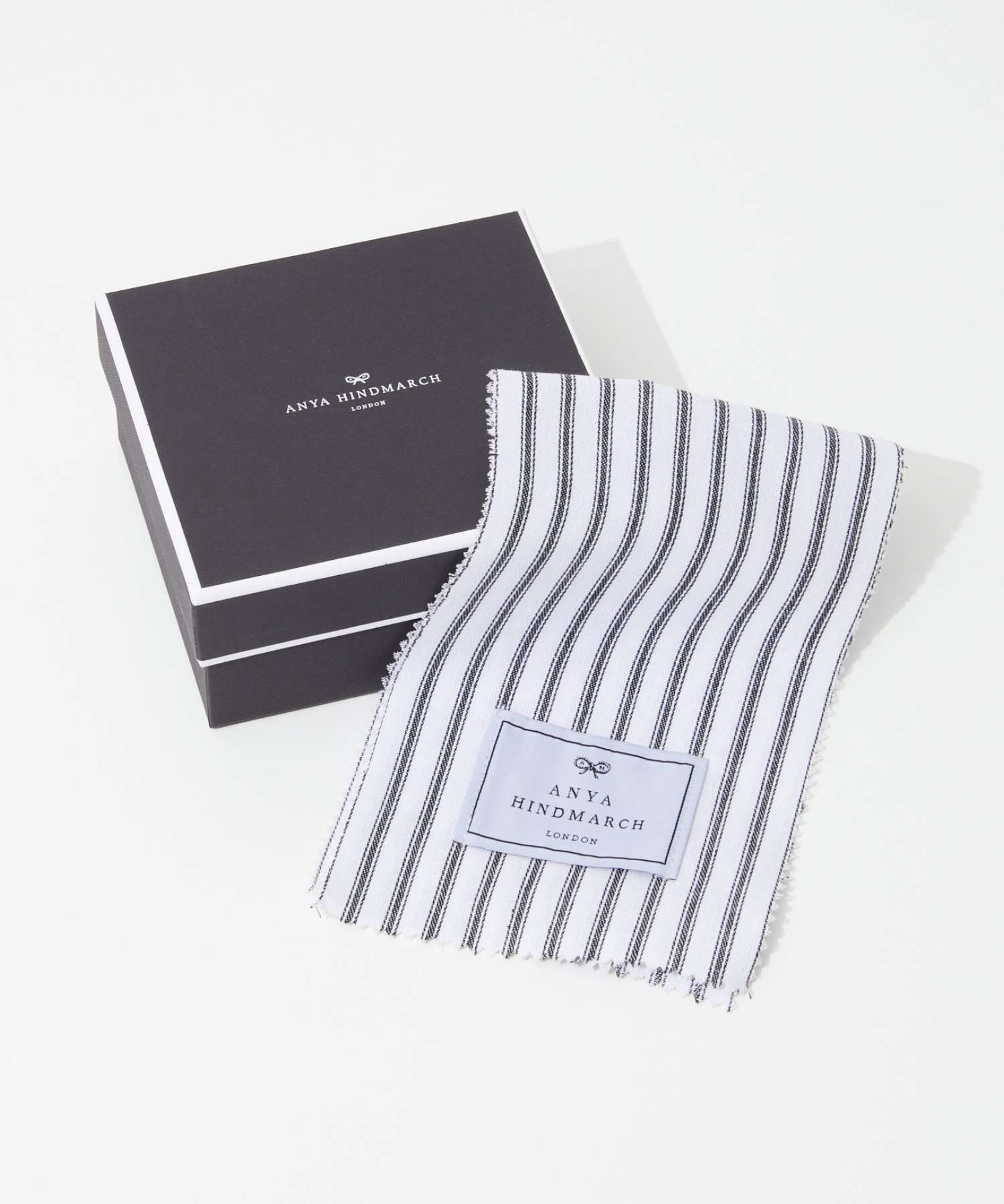 セール】ANYA HINDMARCH 二つ折り財布 Folding Wallet Crunch
