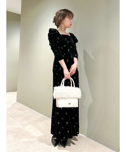 セール 30%OFF】フラワーエンブロイダリースクエアネックベロア セール 30%OFF】フラワーエンブロイダリースクエアネックベロア