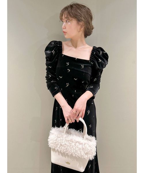 セール 30%OFF】フラワーエンブロイダリースクエアネックベロア セール 30%OFF】フラワーエンブロイダリースクエアネックベロア