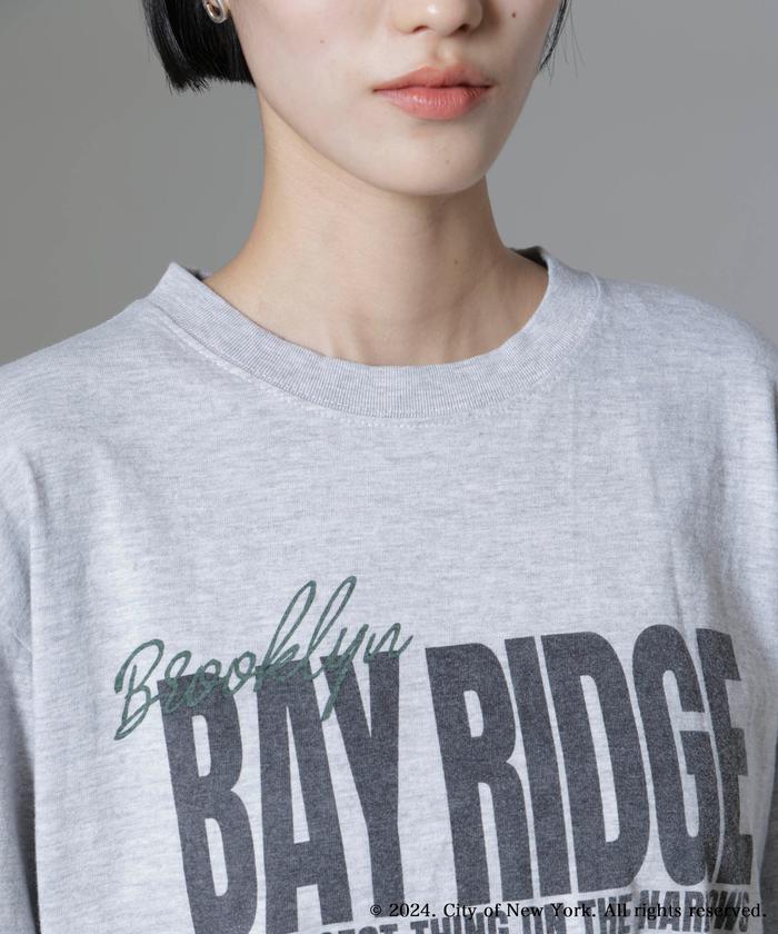 グラフィックプリント Tシャツ ダークグレー グラフィック Tシャツ / COURT SPORT GRAPHIC TEE （ミディアム