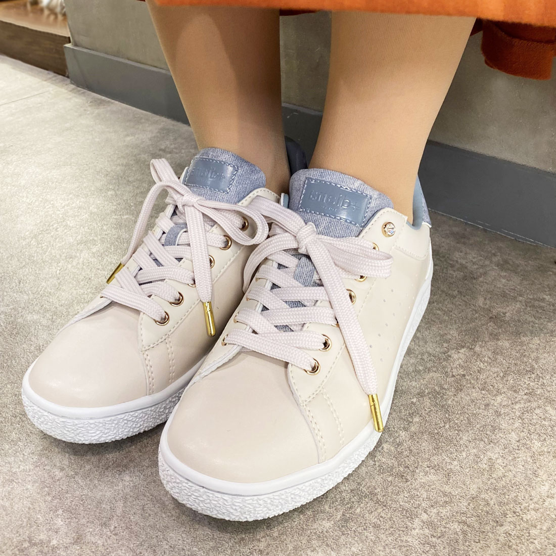 プラスダイアナ +diana ビジュー付きパンチングスニーカー プラスダイアナ +diana ビジュー付きパンチングスニーカー