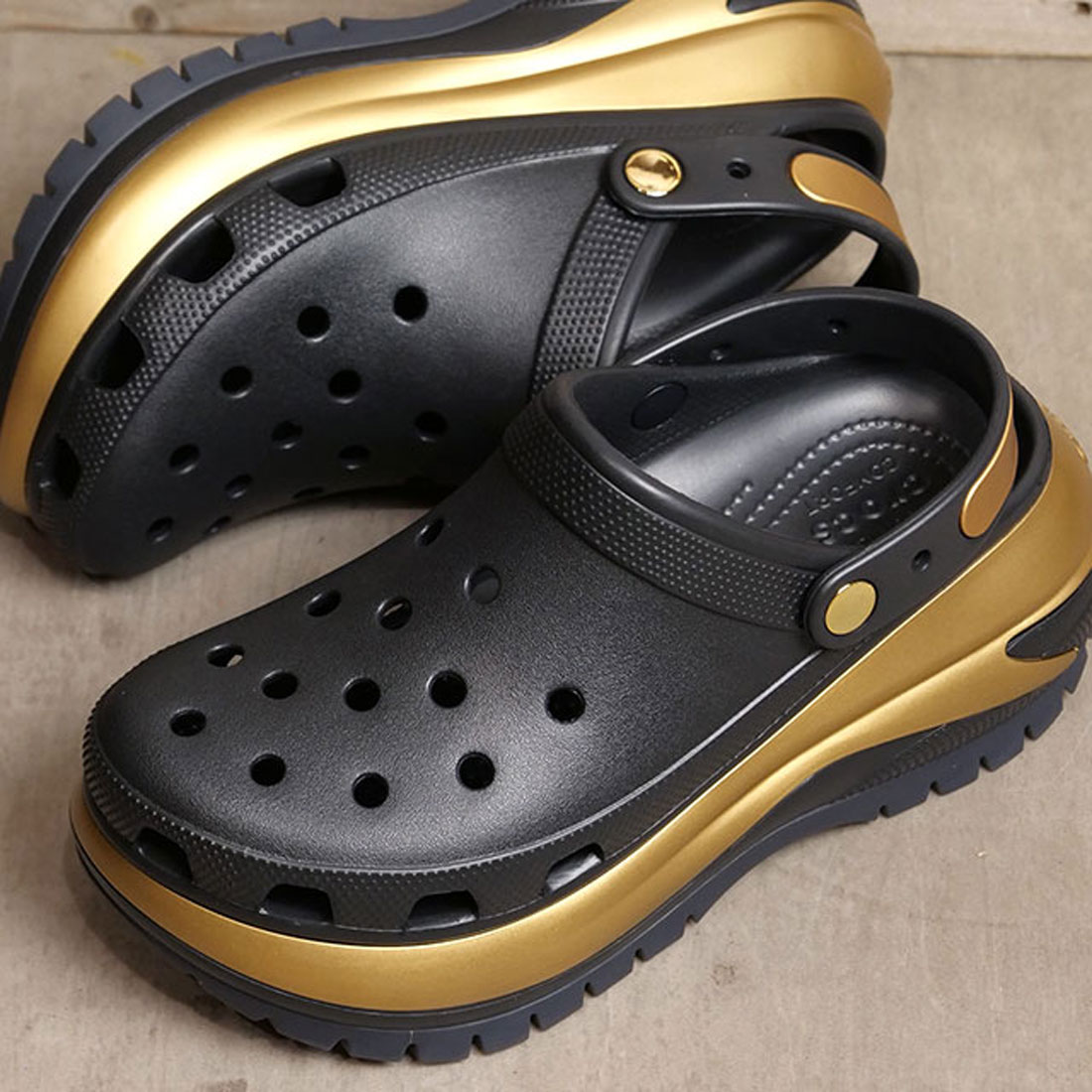 クロックス crocs crocs Mega Crush Metallic Clog Black/Gold