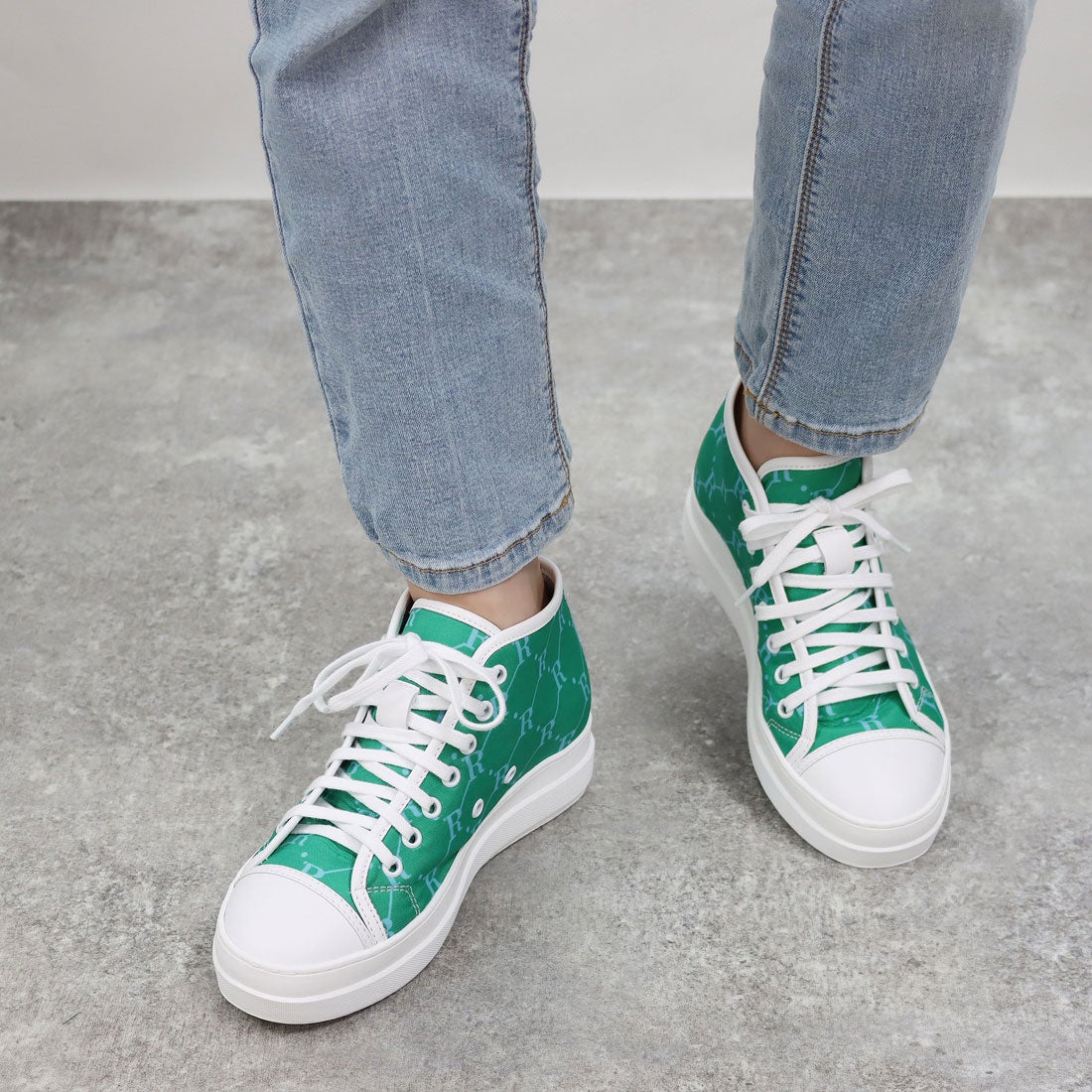 【真作】【WISH】工藤晴巳 「川辺の雪」4号 油彩 　　〇元新槐樹社・第一美術会員、毎日連合展、精鋭選抜展 #19083461 Yahoo!オークション -「千曲川」(油彩) (絵画)の落札相場・落札価格