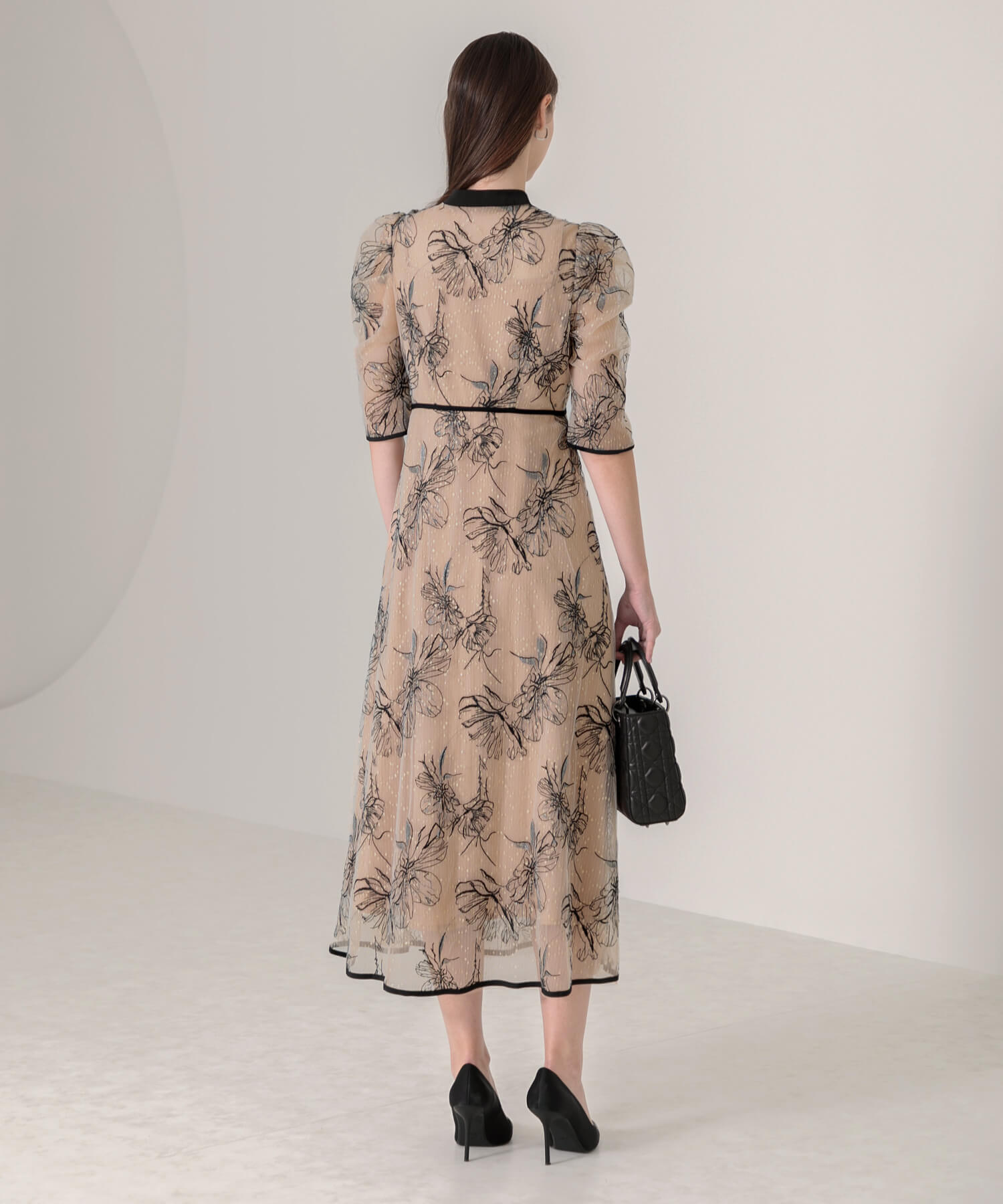 【美品】 Leja ドレス 当日発送】パイピングハイネック花柄ラメレースワンピースドレス