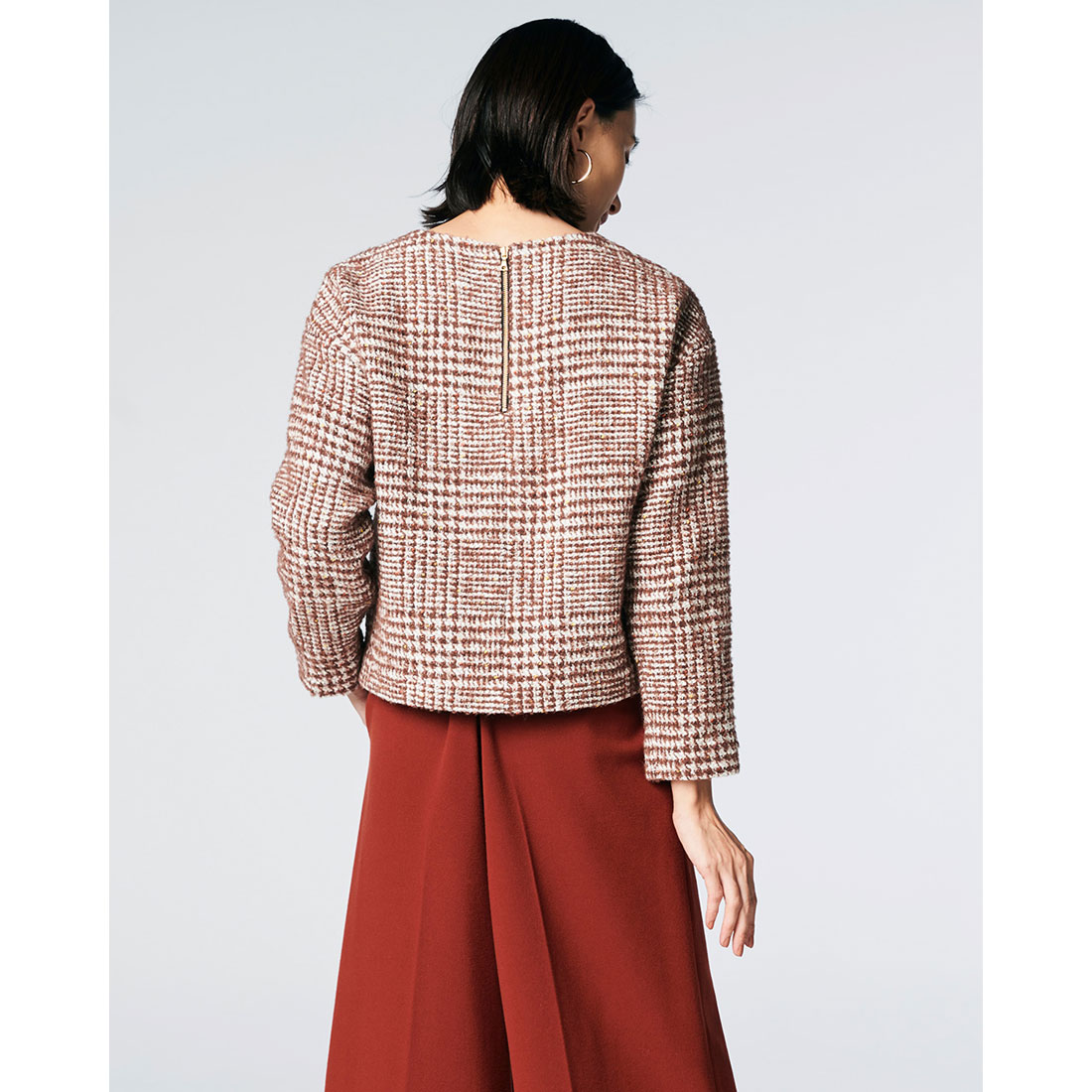 【新品タグ付き】DoCLASSE　トップス　ドゥクラッセ　ブラウス　大きいサイズ DoCLASSE - 〇 DoCLASSE トップス ブラウス 総柄 キラキラ 9の