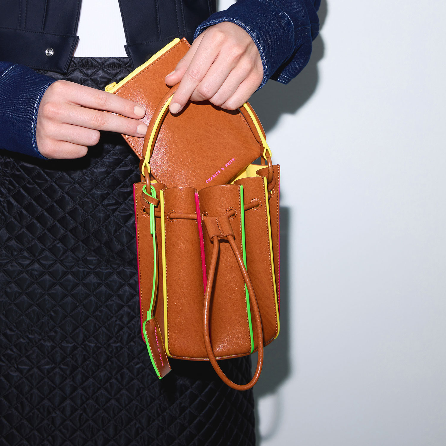 美品⭐︎CHARLES & KEITH⭐︎クローブ　ドローストリングバケットバッグ セール】Clove クローブ ドローストリングバケットバッグ