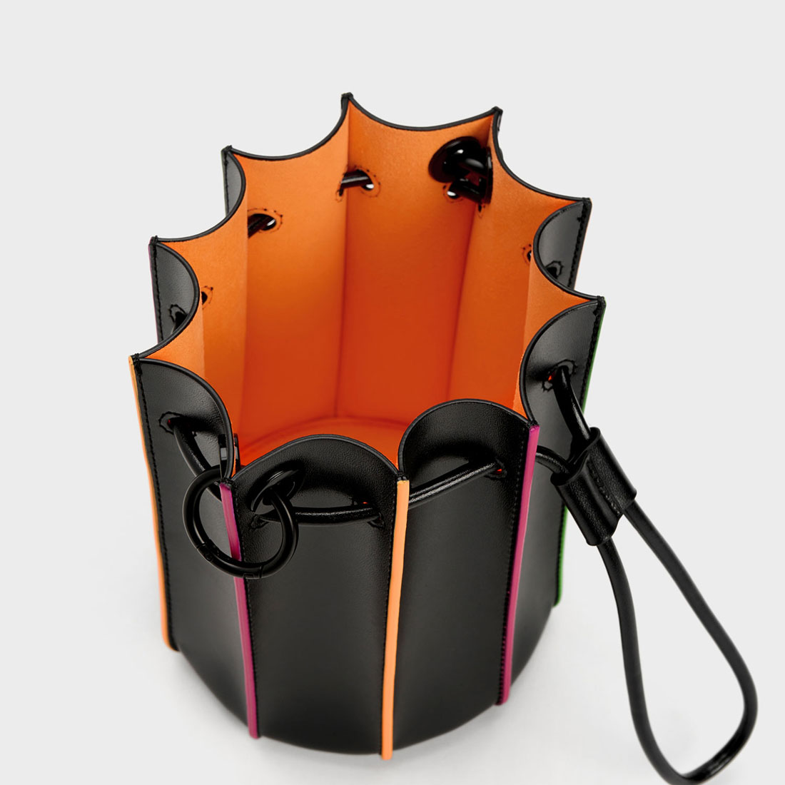 美品⭐︎CHARLES & KEITH⭐︎クローブ　ドローストリングバケットバッグ セール】Clove クローブ ドローストリングバケットバッグ