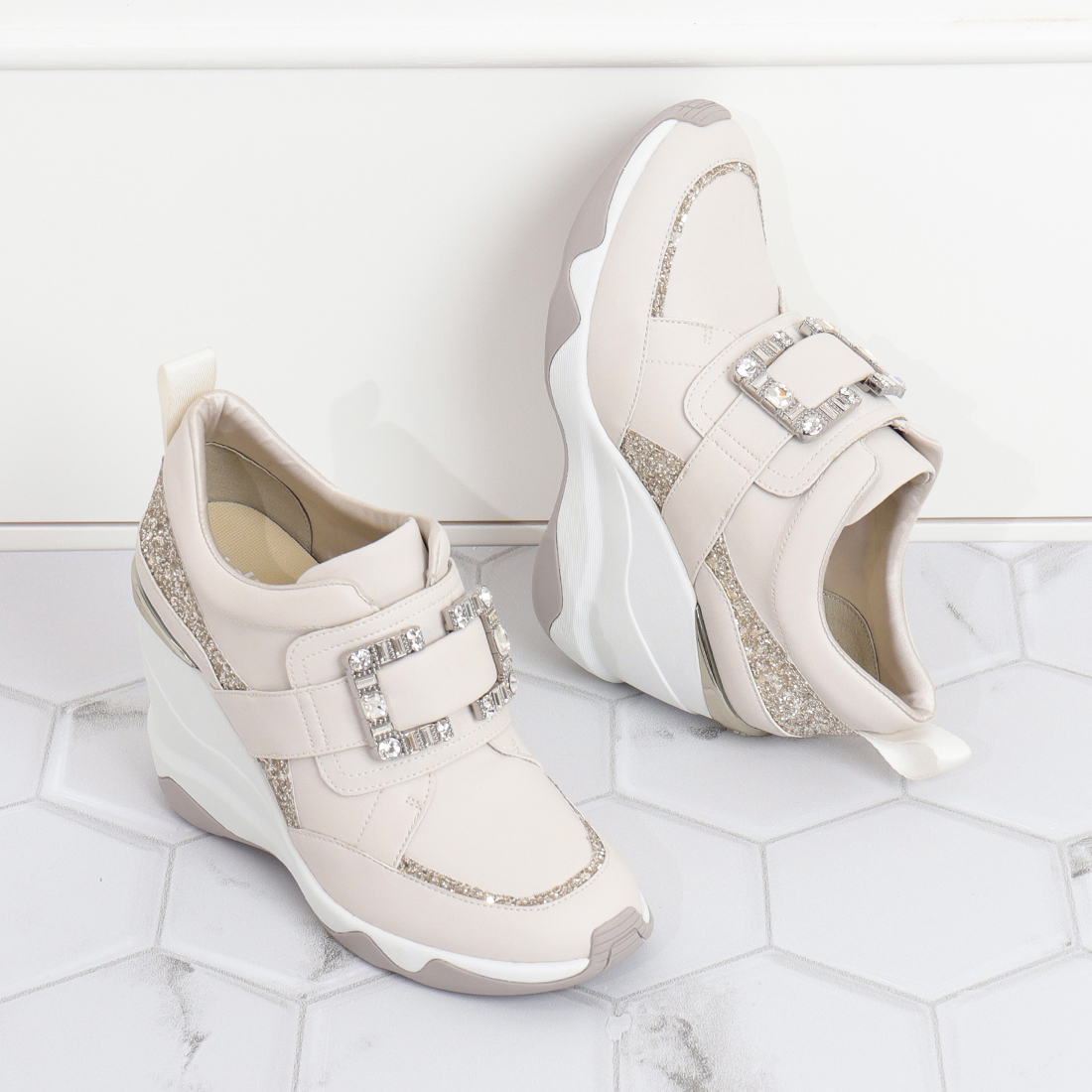 〈美品〉＋diana プラスダイアナ【23.5】クリスタルバックル スニーカー diana プラスダイアナ ＋diana 【軽量・撥水加工】クリスタル