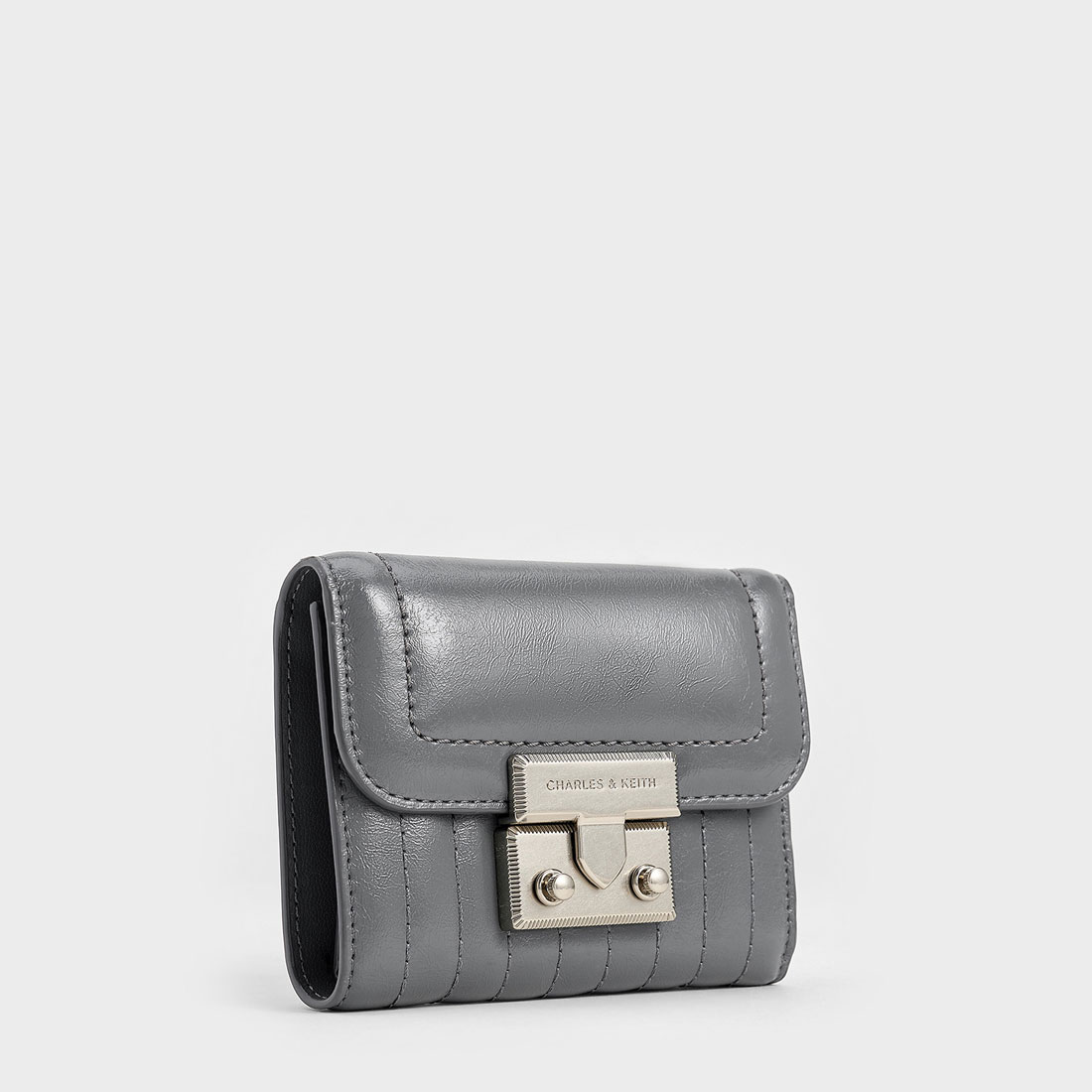 追跡有★Charles＆Keith Donna ドンナクリンクルエフェクト 財布 新しいウォレットとともにフレッシュなスタートをしてみては