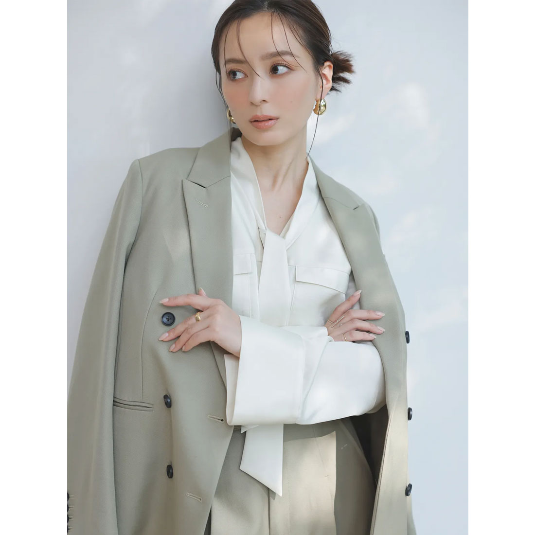 セール 20%OFF】アニュアンス anuans サテンボウタイブラウス セール 20%OFF】アニュアンス anuans サテンボウタイブラウス