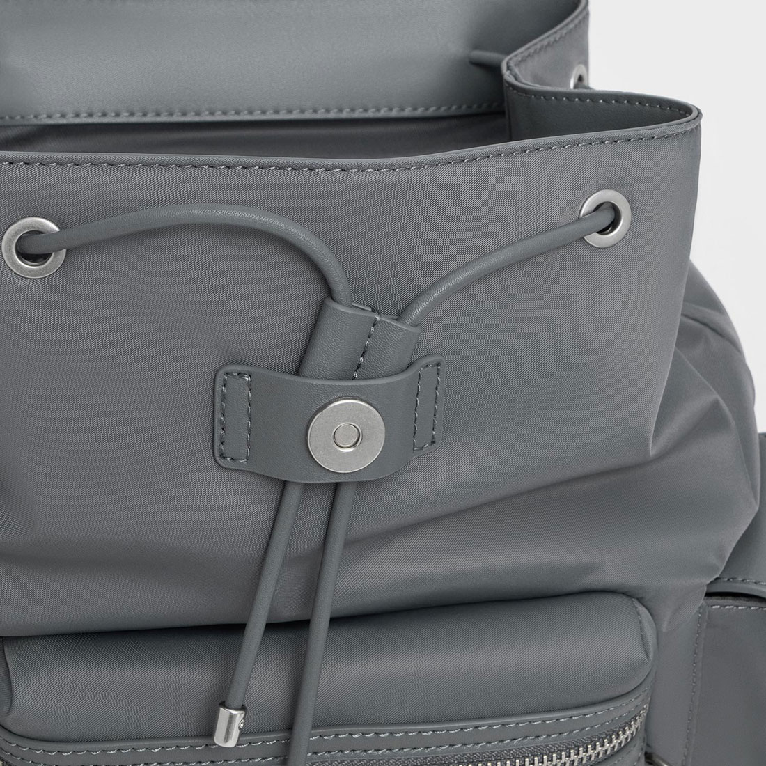 追跡★Charles&Keith ナイロン ダブルチェーン 巾着 リュック セール】ナイロン パッフィーチェーンリンクバックパック