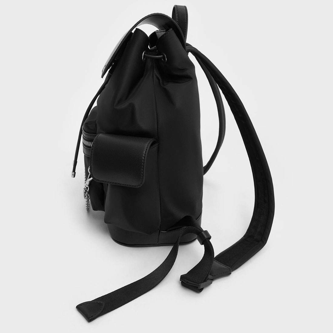 追跡★Charles&Keith ナイロン ダブルチェーン 巾着 リュック セール】ナイロン パッフィーチェーンリンクバックパック