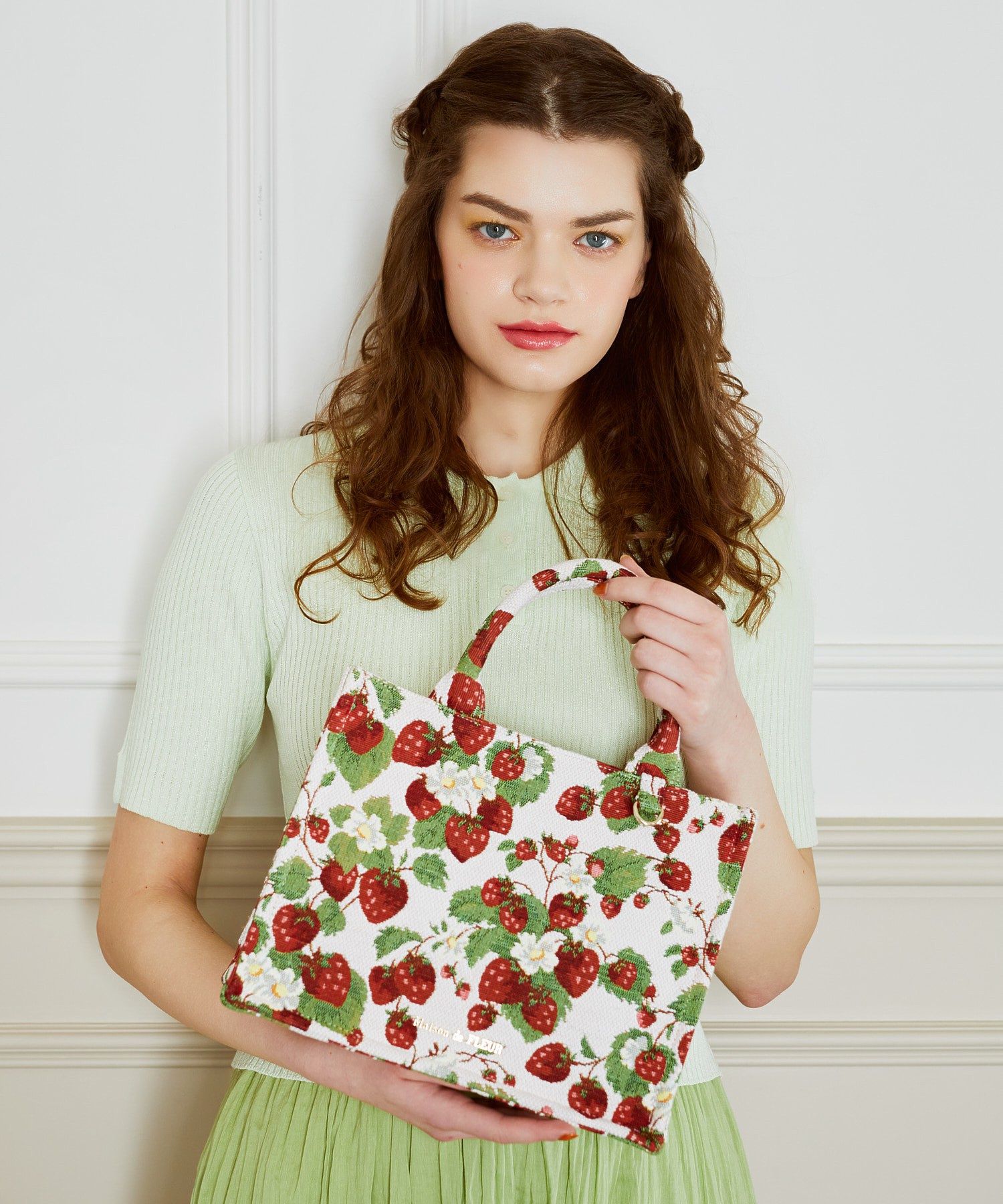 人気☆ Maison de FLEUR イチゴ柄ゴブランスクエアトートバッグ メゾン ド フルール Maison de FLEUR イチゴ柄ゴブランスクエア