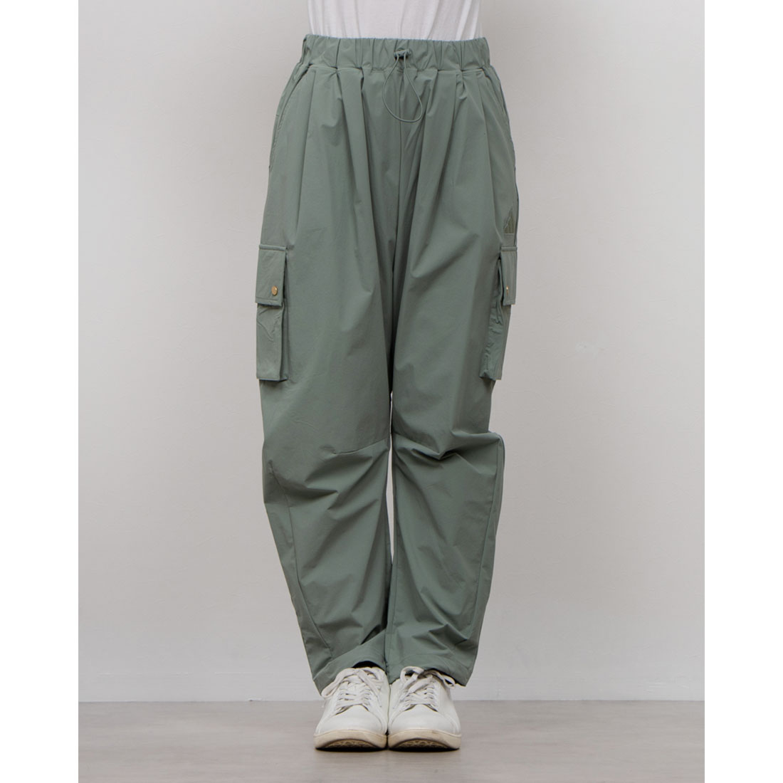 [ADIDAS] カーゴパンツ エッセンシャル ウーブン オリーブ adidas カーゴパンツ エッセンシャルズ スモールロゴ