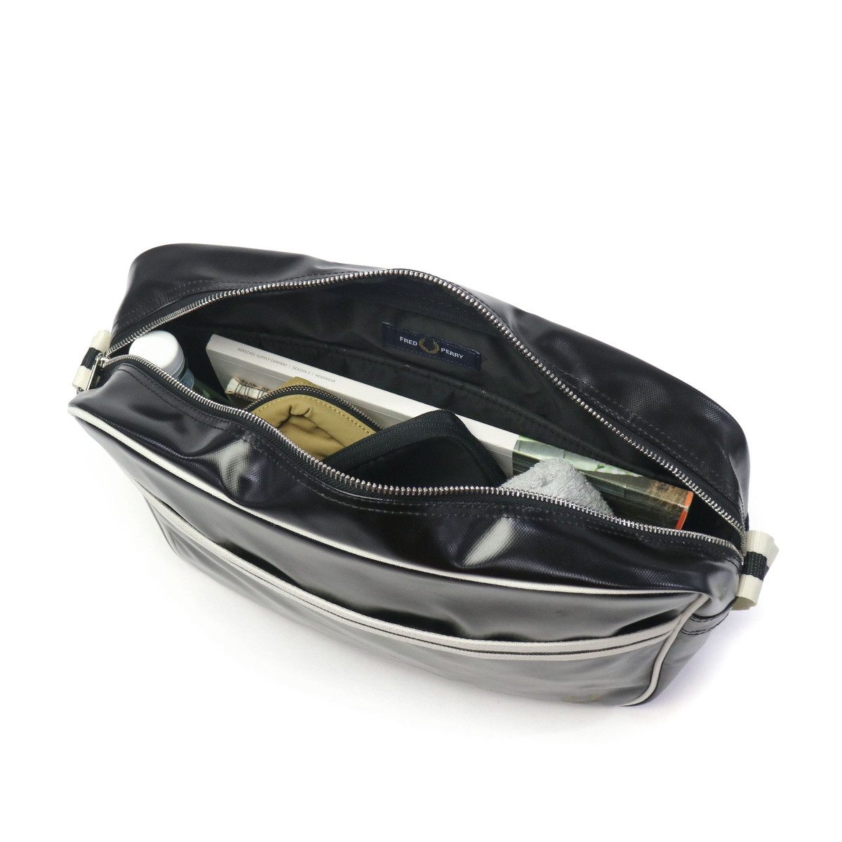FRED PERRY（フレッドペリー）の「Tumbled Leather Side Bag